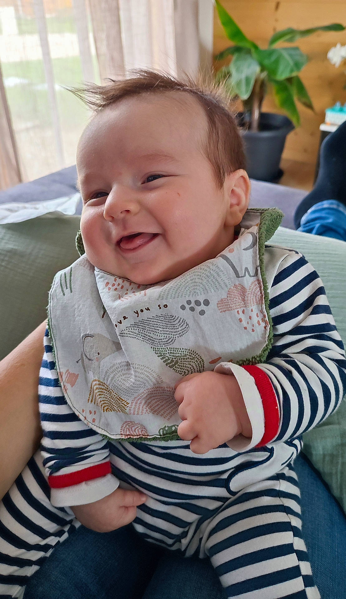 Achille participe au concours pour gagner de l'argent avec cette photo : baby, babylaughing, boy, child, clothing, couch, cushion, face, furniture, happy, head, homedecor, male, pants, person, photography, plant, portrait, sitting, smile