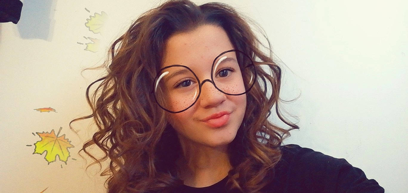 Leeloupernes participe au concours pour gagner de l'argent avec cette photo : beauty, brown_hair, cheek, chin, cool, eye, eyebrow, eyewear, face, forehead, glasses, hair, hairstyle, head, lip, long_hair, nose, person, skin, smile