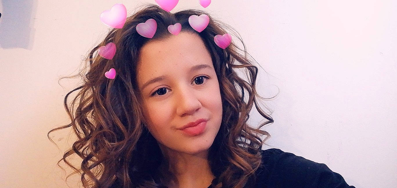 Leelou participe au concours pour gagner de l'argent avec cette photo : black_hair, brown_hair, cheek, child, child_model, eyebrow, face, fashion_accessory, forehead, hair, hair_accessory, hair_coloring, hairstyle, head, headband, headgear, headpiece, lip, long_hair, person