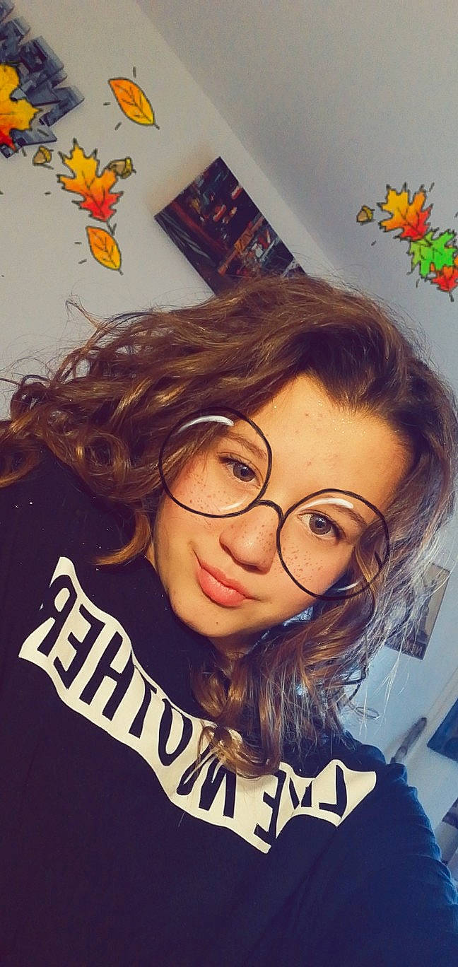 Leelou a rejoint le concours — aidez-le/la à gagner de superbes lots ! art, black_hair, brown_hair, cool, eyewear, glasses, hair, hairstyle, happy, illustration, lady, lip, long_hair, nose, person, photography, selfie, smile, vision_care