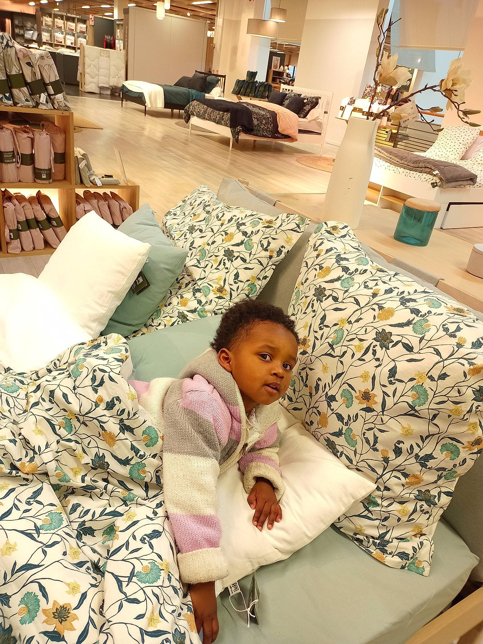 Paloma a rejoint le concours — aidez-le/la à gagner de superbes lots ! bag, beauty, comfort, couch, fashion, fashion_design, floor, flooring, interior_design, leisure, linens, living_room, person, pillow, product, property, shelf, studio_couch, textile, white