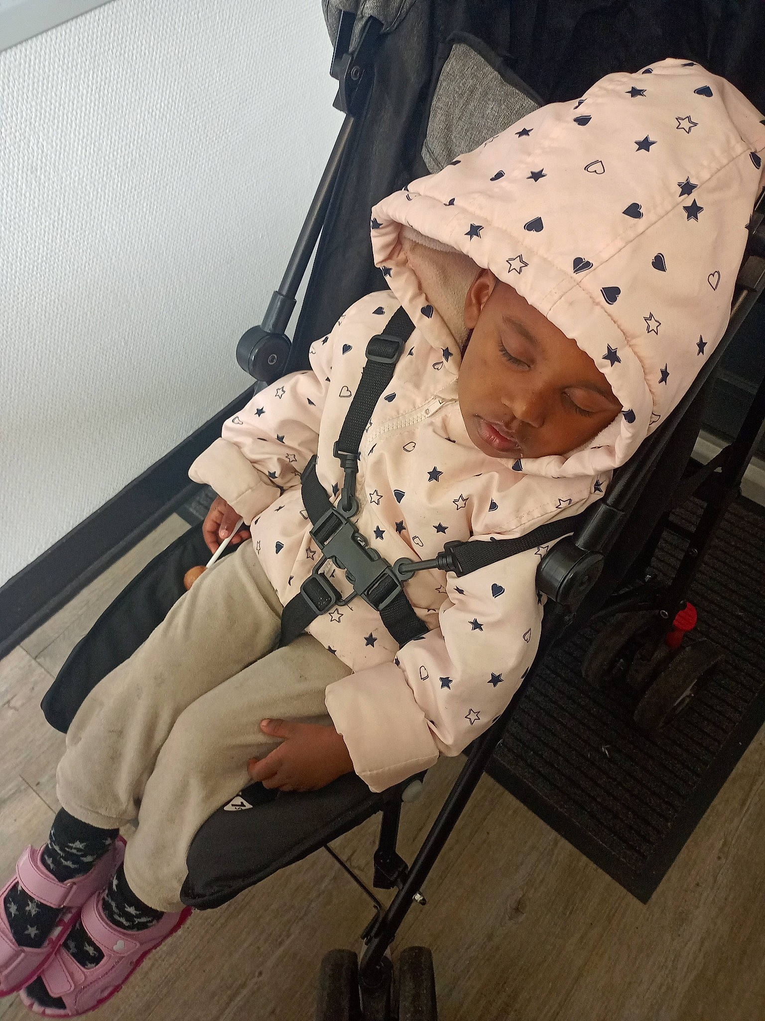 Paloma participe au concours pour gagner de l'argent avec cette photo : baby, baby_products, baby_safety, baby_toddler_clothing, bag, boot, clothing, comfort, fashion_accessory, flooring, footwear, headgear, headwear, human_leg, knee, luggage_and_bags, pattern, person, sandal, sitting
