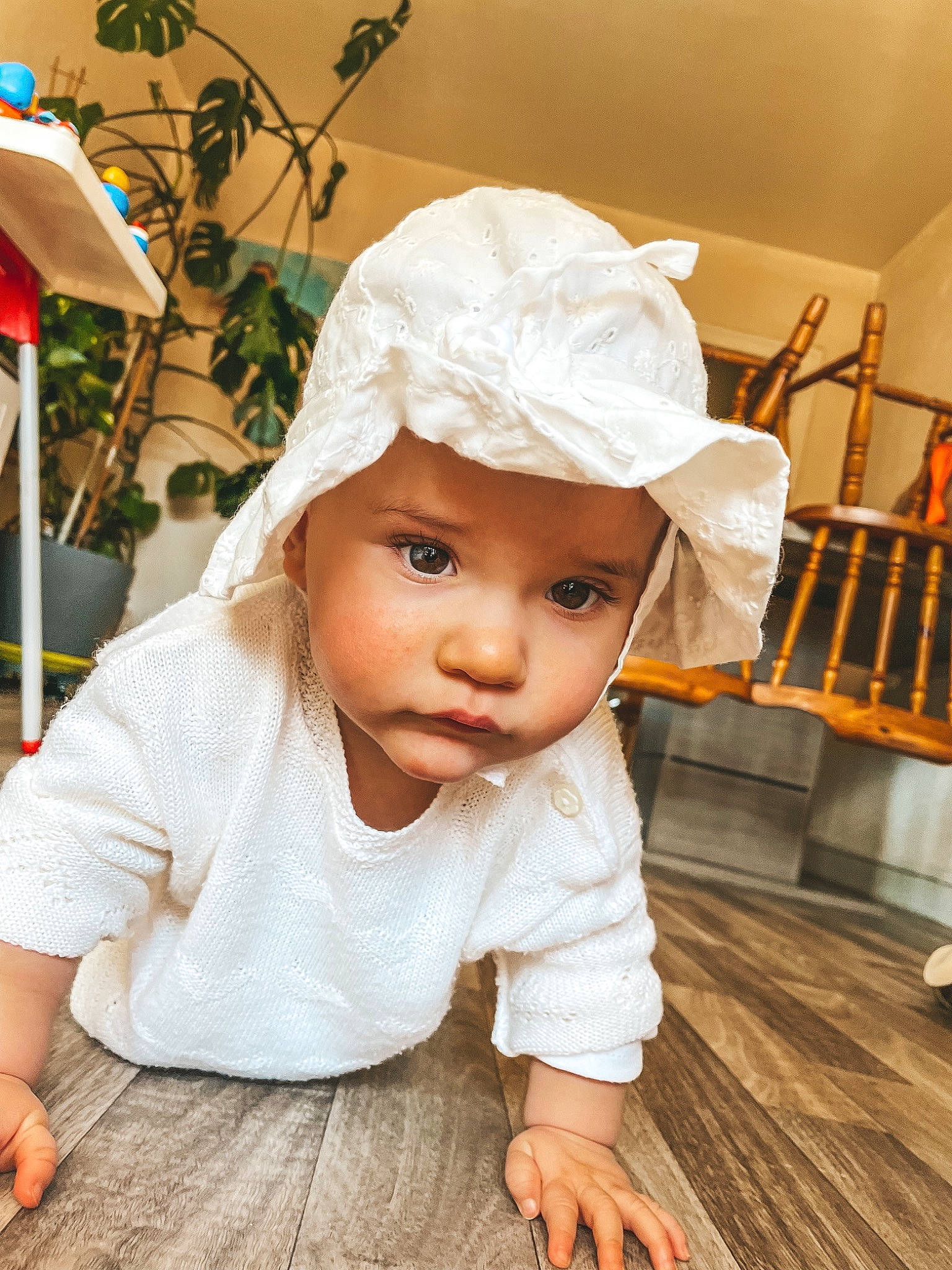 Kyara participe au concours pour gagner de l'argent avec cette photo : baby, baby_toddler_clothing, cap, cheek, child, fashion_accessory, floor, flooring, fun, grass, happy, hardwood, headgear, headwear, person, plant, sitting, skin, sleeve, smile