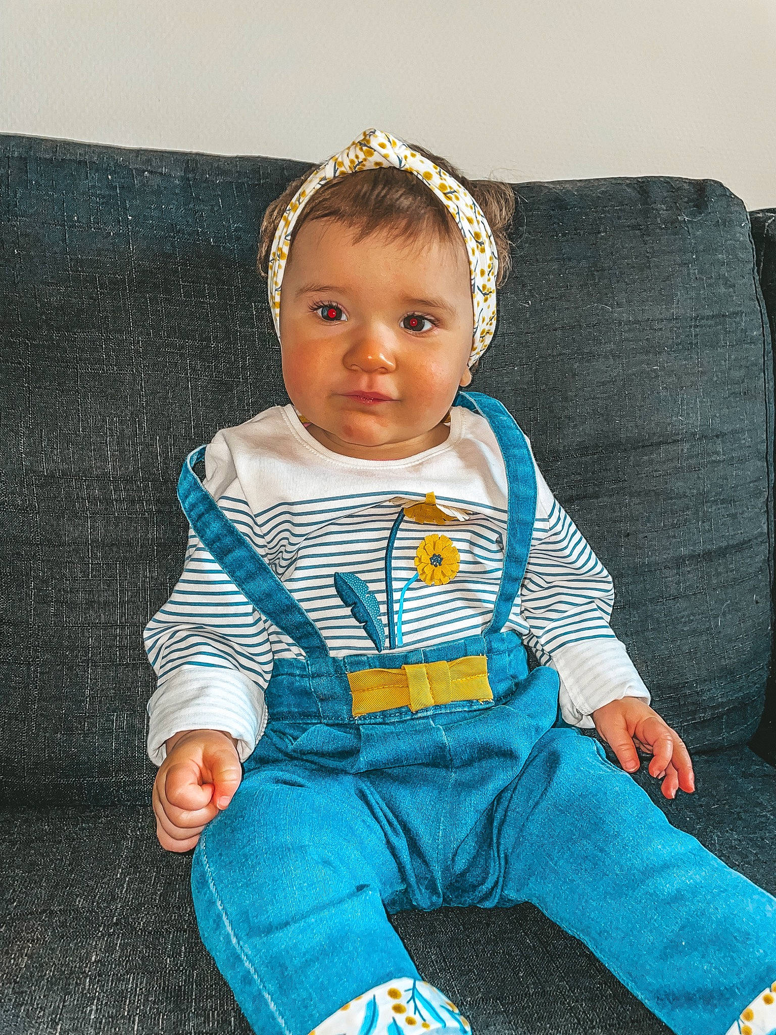 Kyara a rejoint le concours — aidez-le/la à gagner de superbes lots ! baby, baby_toddler_clothing, child, comfort, cool, couch, electric_blue, fashion_accessory, fun, grass, happy, headband, jewellery, linens, pattern, person, portrait_photography, sitting, sleeve, t_shirt