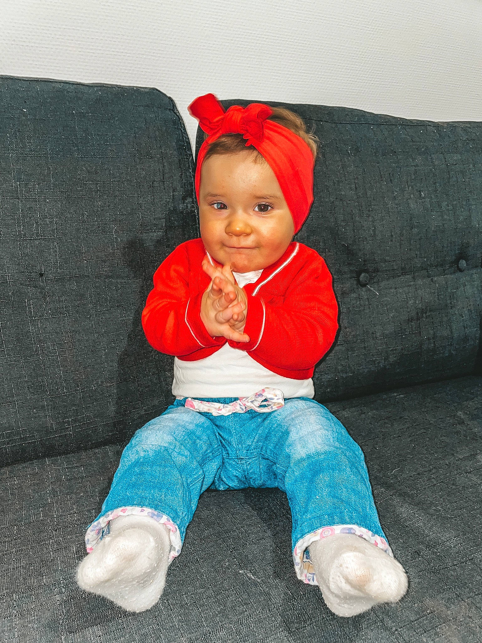 Kyara participe au concours pour gagner de l'argent avec cette photo : baby, baby_toddler_clothing, cheek, comfort, costume_hat, couch, electric_blue, eye, face, fun, happy, human_body, magenta, person, play, product, sitting, sleeve, smile, textile