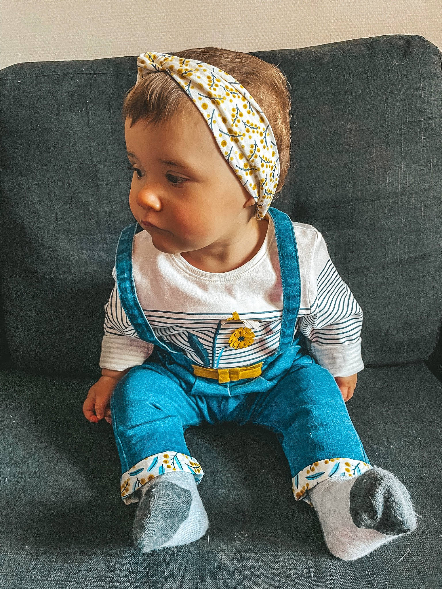 Kyara participe au concours pour gagner de l'argent avec cette photo : baby, baby_products, baby_toddler_clothing, beanie, cap, child, comfort, electric_blue, eye, face, fashion_accessory, grass, happy, headband, knit_cap, pattern, person, portrait_photography, sitting, sleeve