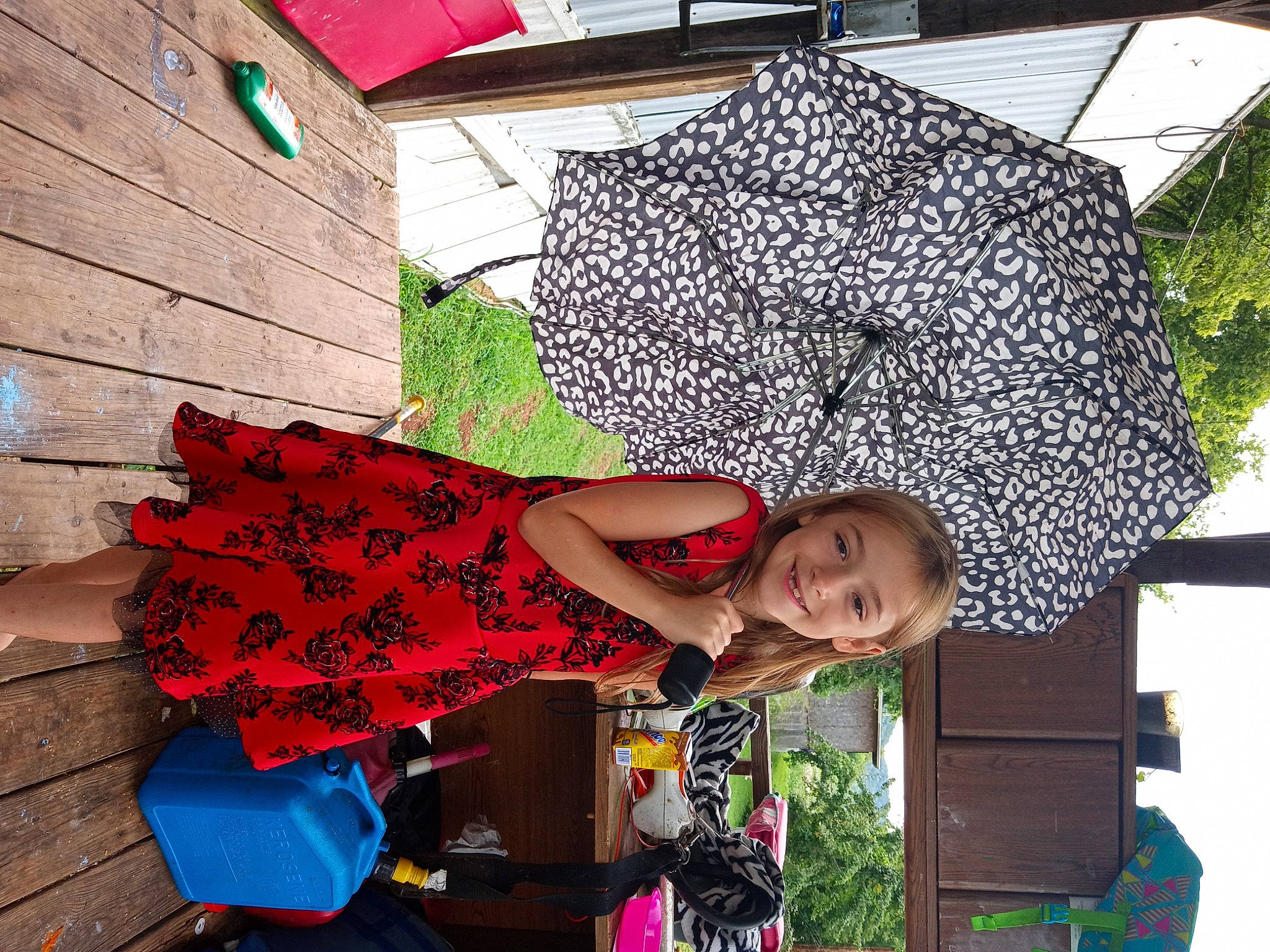 Kathryn is registered to the contest to win money with this photo: art, artist, brick, carmine, coquelicot, eyewear, fashion_accessory, fun, happy, human_leg, joy, leisure, pattern, person, sandal, sidewalk, smile, street, textile, travel