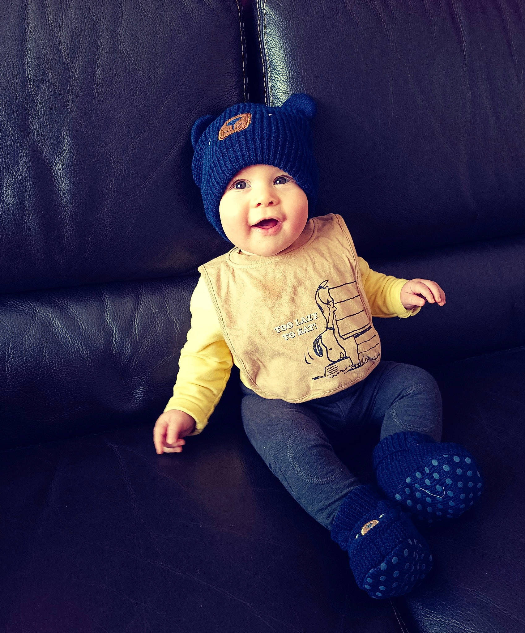 Maylone participe au concours pour gagner de l'argent avec cette photo : baby_toddler_clothing, cap, costume_hat, denim, electric_blue, eye, finger, flash_photography, flooring, hand, happy, hat, headwear, human_body, jeans, knee, leg, person, sleeve, smile