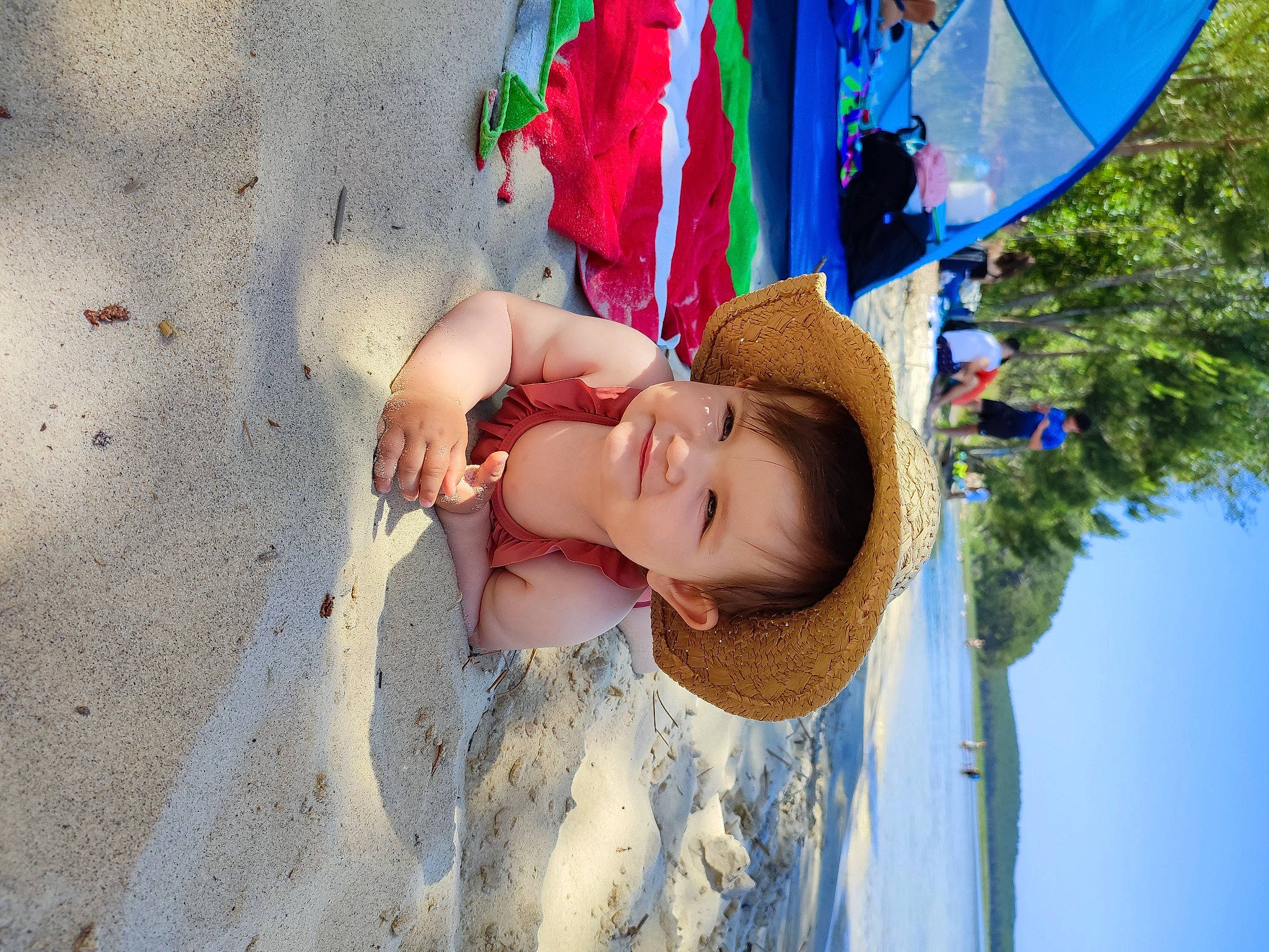 Adèle a rejoint le concours — aidez-le/la à gagner de superbes lots ! baby, beach, blue, electric_blue, event, fashion_accessory, flag, fun, grass, happy, hat, headgear, joy, leisure, people_in_nature, person, smile, summer, sun_hat, toddler
