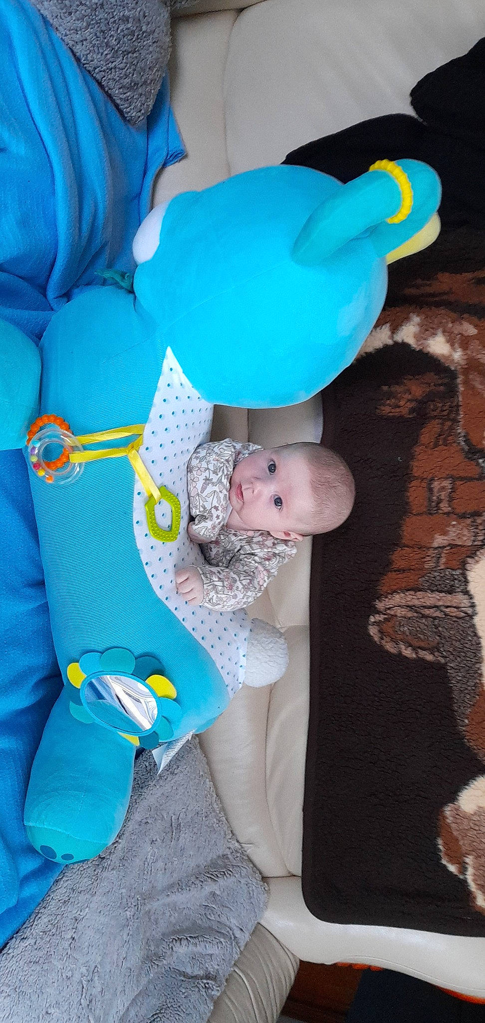 Léonie participe au concours pour gagner de l'argent avec cette photo : aqua, azure, baby, baby_products, baby_toddler_clothing, blue, child, comfort, electric_blue, fun, happy, party_supply, pattern, person, room, sitting, sleeve, textile, toddler