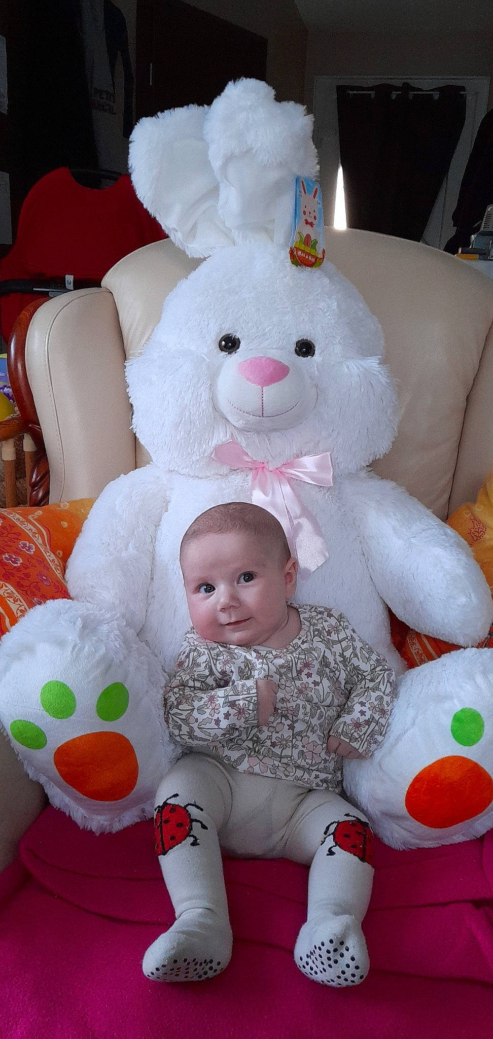 Léonie a rejoint le concours — aidez-le/la à gagner de superbes lots ! baby, baby_toddler_clothing, cheek, child, comfort, event, happy, mammal, organ, people, person, pink, product, red, skin, stuffed_toy, textile, toddler, toy, vertebrate