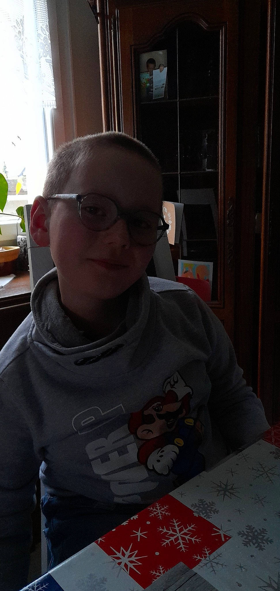 Lioris a rejoint le concours — aidez-le/la à gagner de superbes lots ! chair, child, chin, eyewear, forehead, fun, glasses, houseplant, person, personal_protective_equipment, recreation, room, selfie, sitting, sleeve, t_shirt, table, tableware, vacation, vision_care