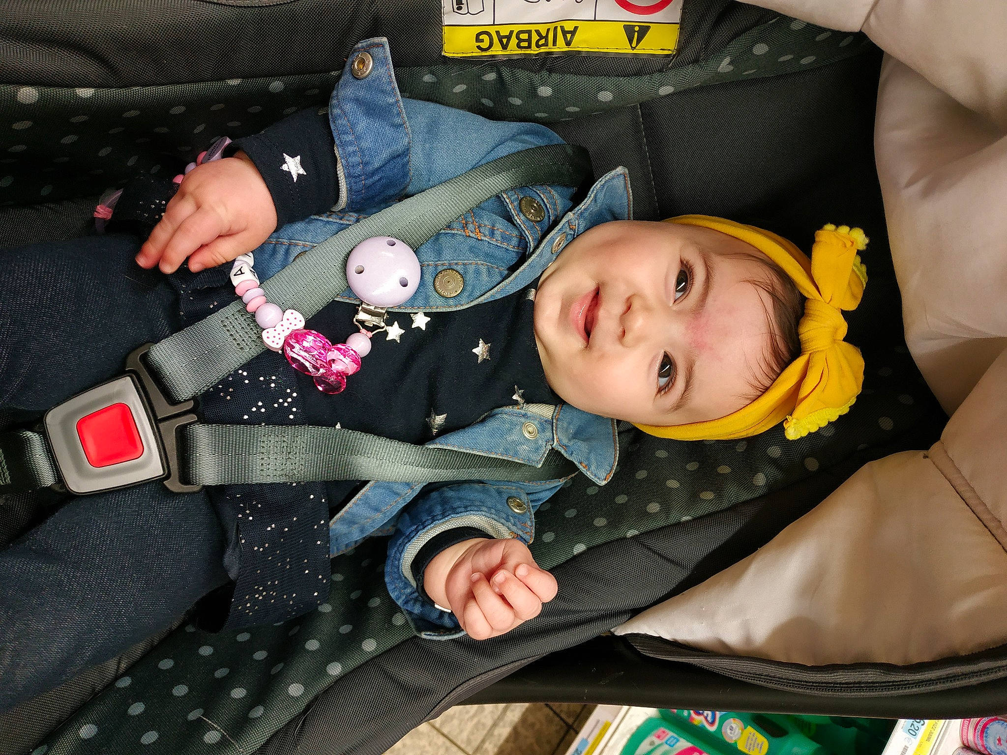 Aïcha a rejoint le concours — aidez-le/la à gagner de superbes lots ! baby, baby_in_car_seat, car_seat, child, headwear, person, sleep, toddler