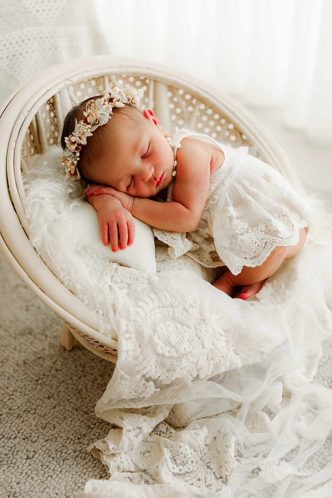 Faten Hussein participe au concours pour gagner de l'argent avec cette photo : baby, chair, cozy, cushion, cute, decor, delicate, elegant, flower_headband, indoors, infant, lace, newborn, peaceful, portrait, resting, sleeping, soft_texture, tulle, white
