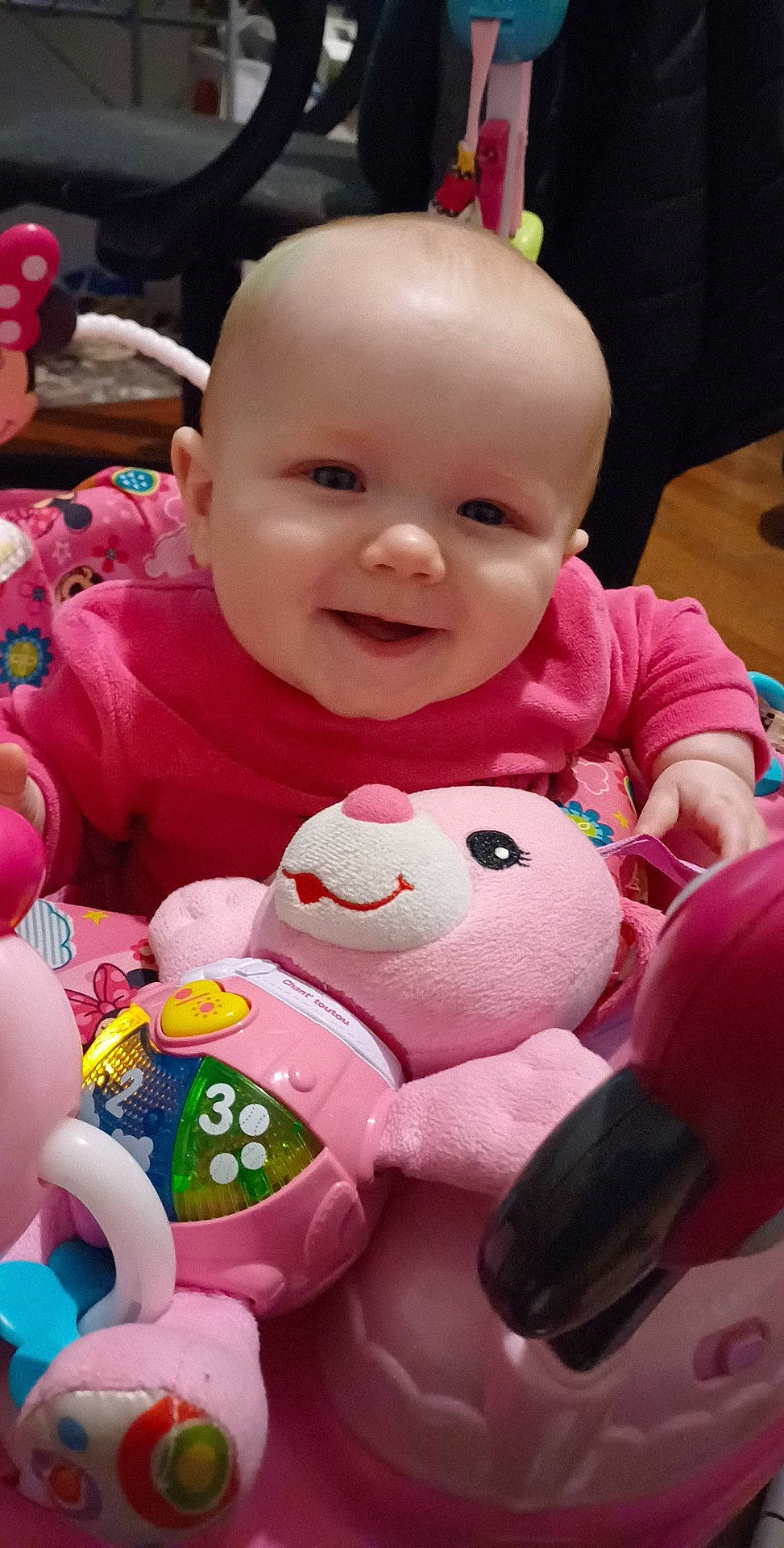 Shona a rejoint le concours — aidez-le/la à gagner de superbes lots ! baby, cheek, facial_expression, fun, happy, joy, magenta, mammal, people, person, photograph, pink, product, red, skin, smile, snapshot, textile, toddler, toy