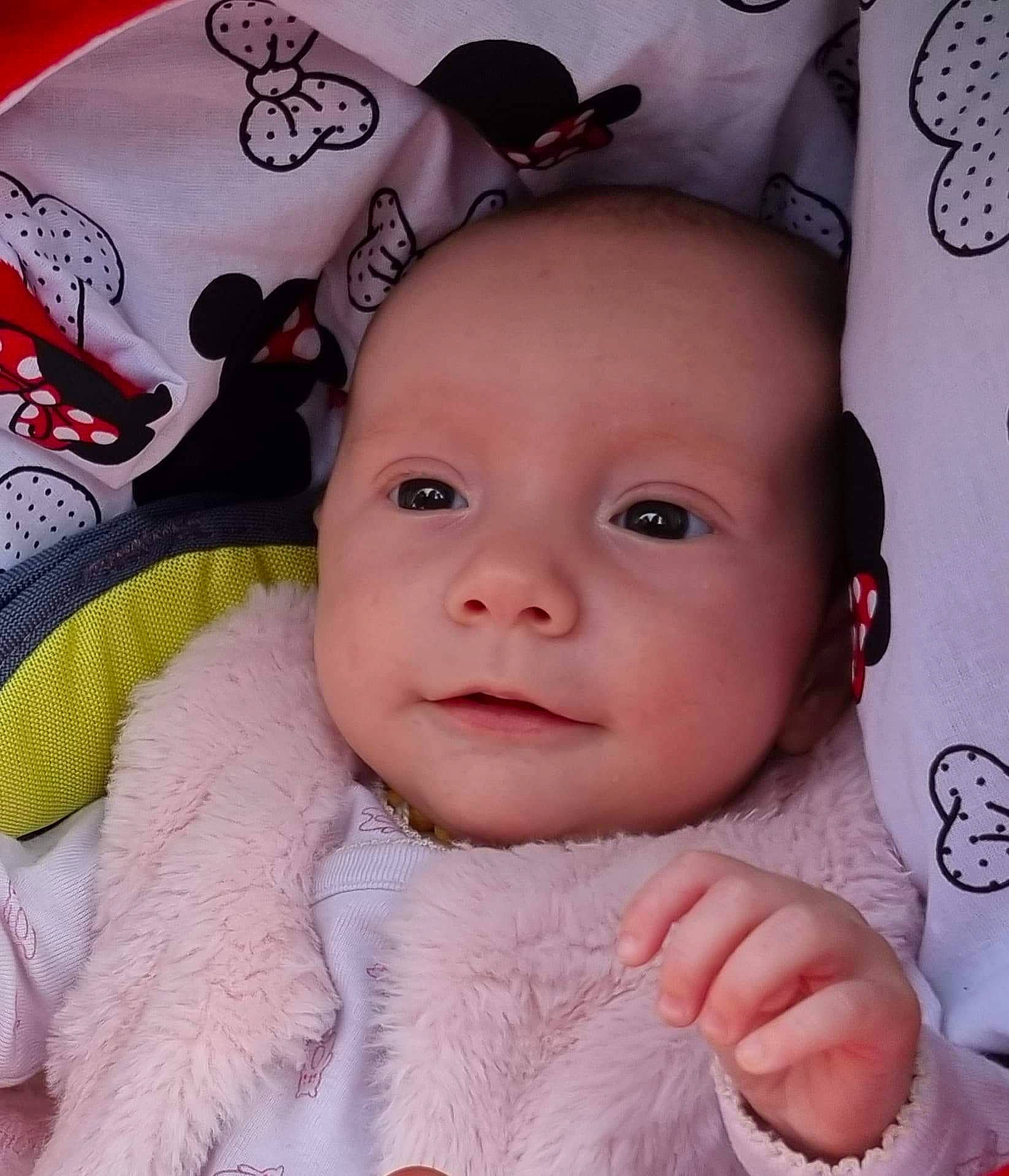 Mélie a rejoint le concours — aidez-le/la à gagner de superbes lots ! baby, baby_toddler_clothing, cheek, child, cool, ear, eyebrow, eyelash, gesture, happy, iris, lip, nose, person, pink, skin, sleeve, smile, textile, toddler