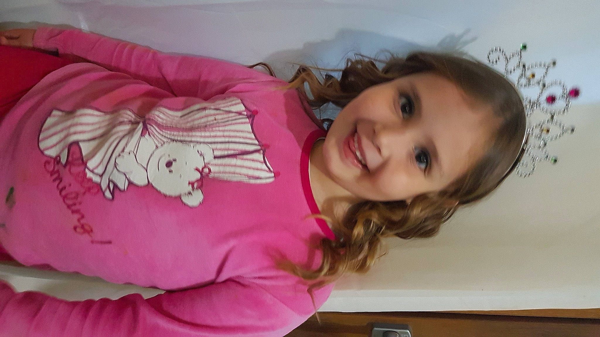 Isabella a rejoint le concours — aidez-le/la à gagner de superbes lots ! baby_toddler_clothing, blond, cheek, child, comfort, eye, eyelash, happy, head, joy, lip, magenta, mouth, neck, person, pink, skin, sleeve, smile, t_shirt