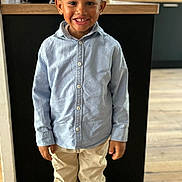 Selyan a rejoint le concours — aidez-le/la à gagner de superbes lots ! child, boy, smiling, standing, indoor, shirt, pants, happy, person, portrait, casual_clothing, wood_floor, furniture, home, young, cute, fashion, face, eyes, hair
