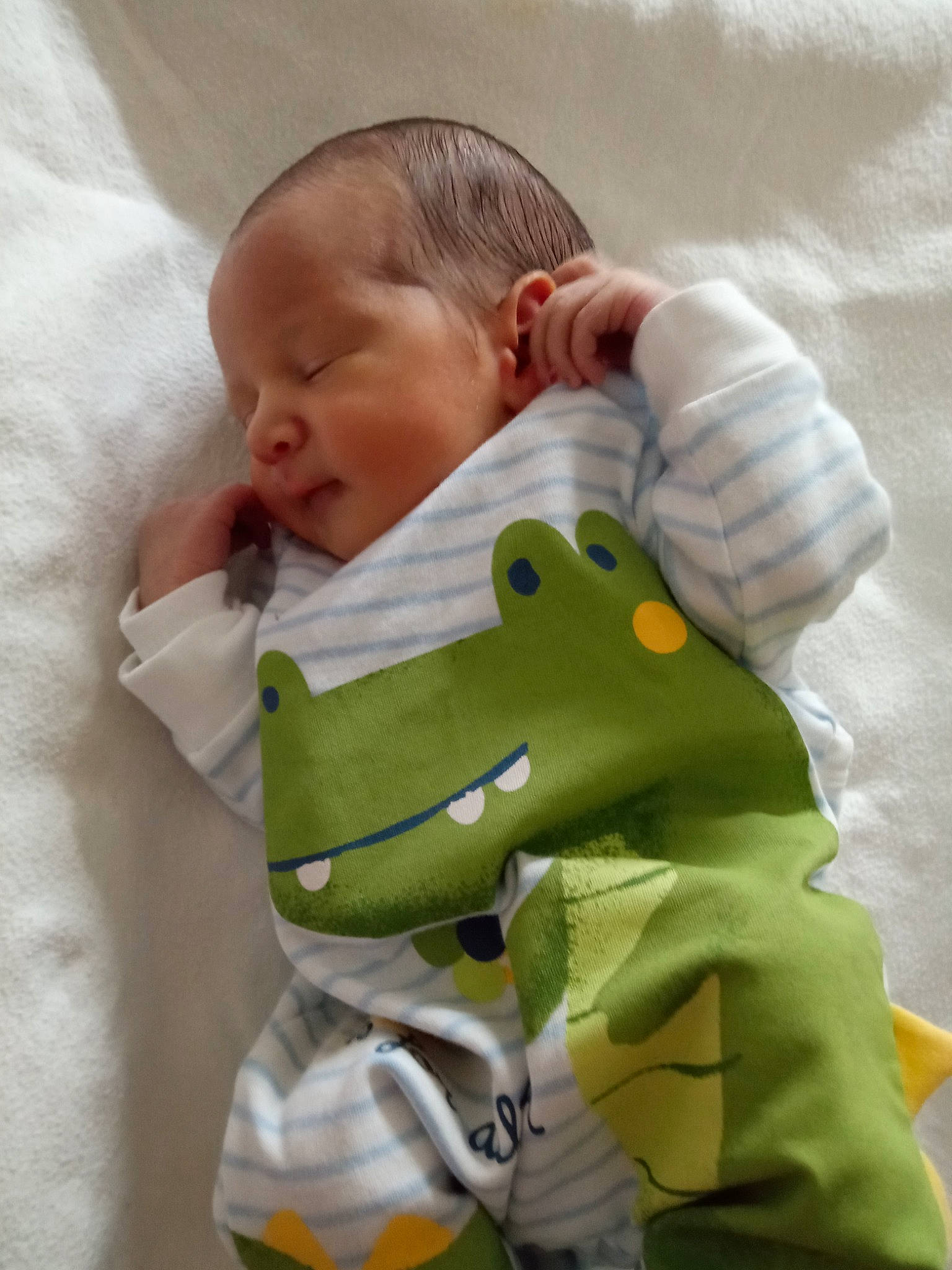 Lucas participe au concours pour gagner de l'argent avec cette photo : baby, baby_products, baby_safety, baby_sleeping, baby_toddler_clothing, cheek, child, comfort, finger, happy, head, linens, mouth, nose, person, room, sitting, skin, sleeve, thumb