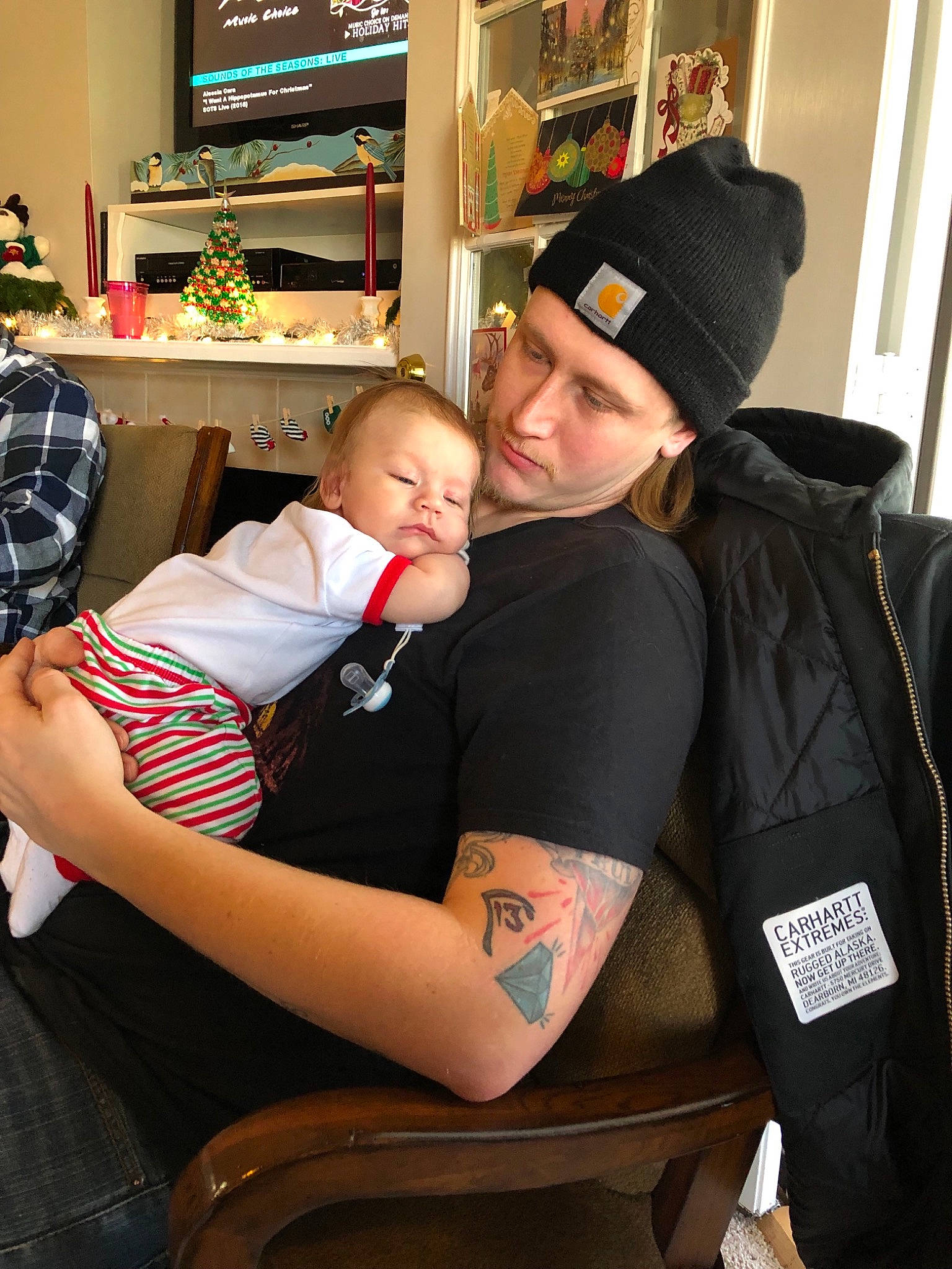 Linden is registered to the contest to win money with this photo: abdomen, arm, fun, girl, headgear, human_body, interaction, leg, person, product, shoulder, smile, trunk