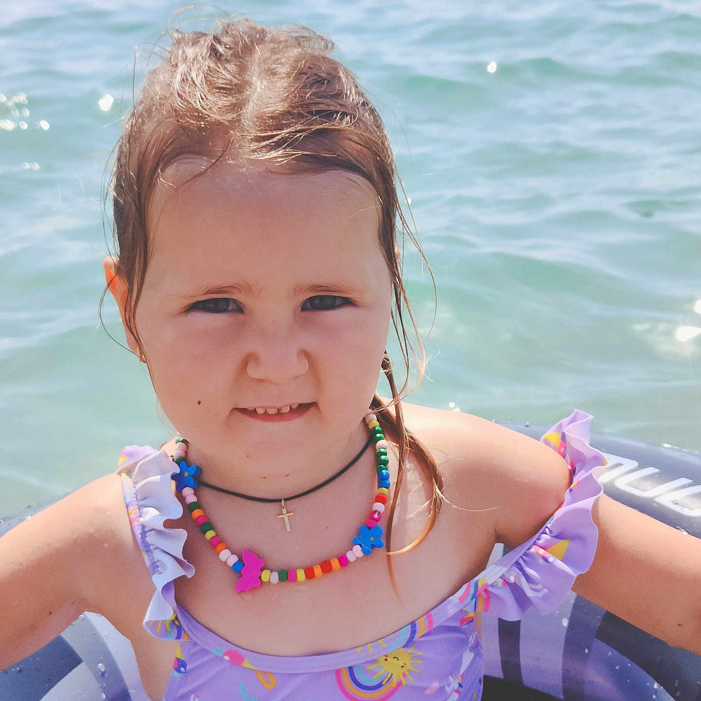 Elisa participe au concours pour gagner de l'argent avec cette photo : accessories, baby, bodypart, clothing, face, finger, hand, happy, head, jewelry, necklace, person, photography, portrait, smile, summer, swimwear, transportation, vehicle, water
