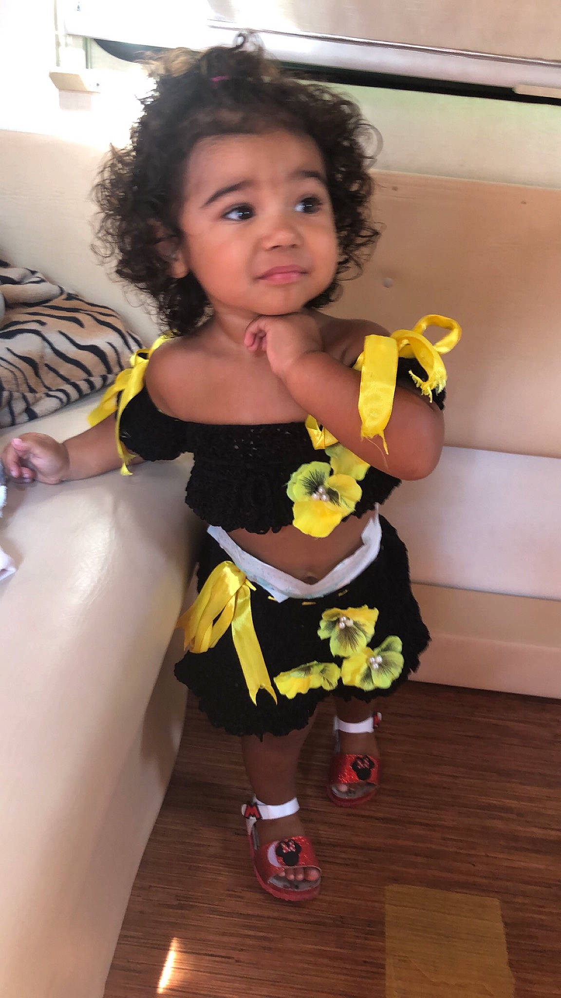 Roselia participe au concours pour gagner de l'argent avec cette photo : arm, baby_toddler_clothing, child, dress, event, face, flooring, formal_wear, fun, hair, happy, head, human_body, human_leg, iris, leg, person, skin, thigh, thumb