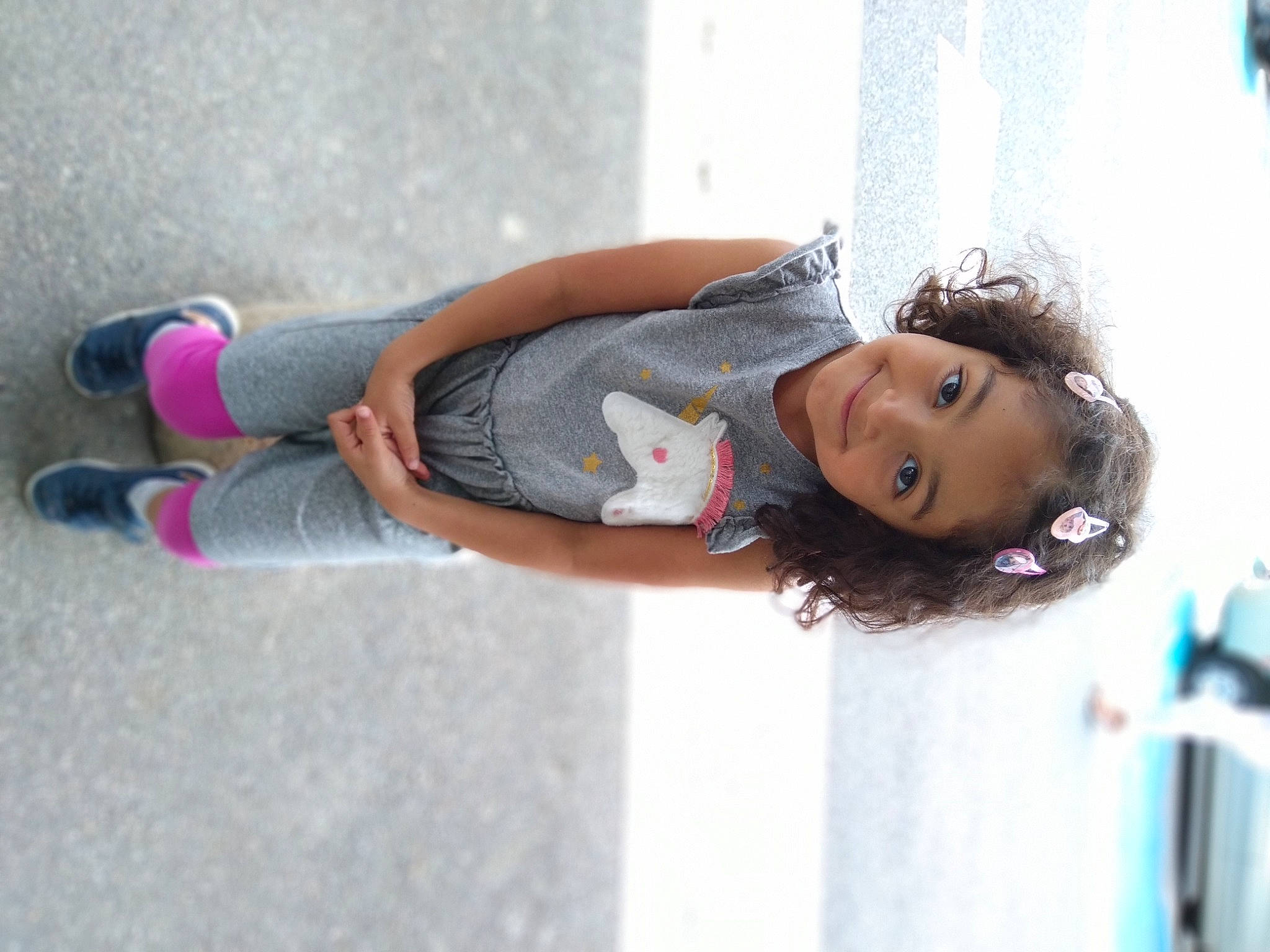 éline participe au concours pour gagner de l'argent avec cette photo : dress, elbow, electric_blue, foot, fun, happy, human_leg, joy, knee, leisure, magenta, person, street_fashion, sunglasses, thigh, tree, vacation, waist