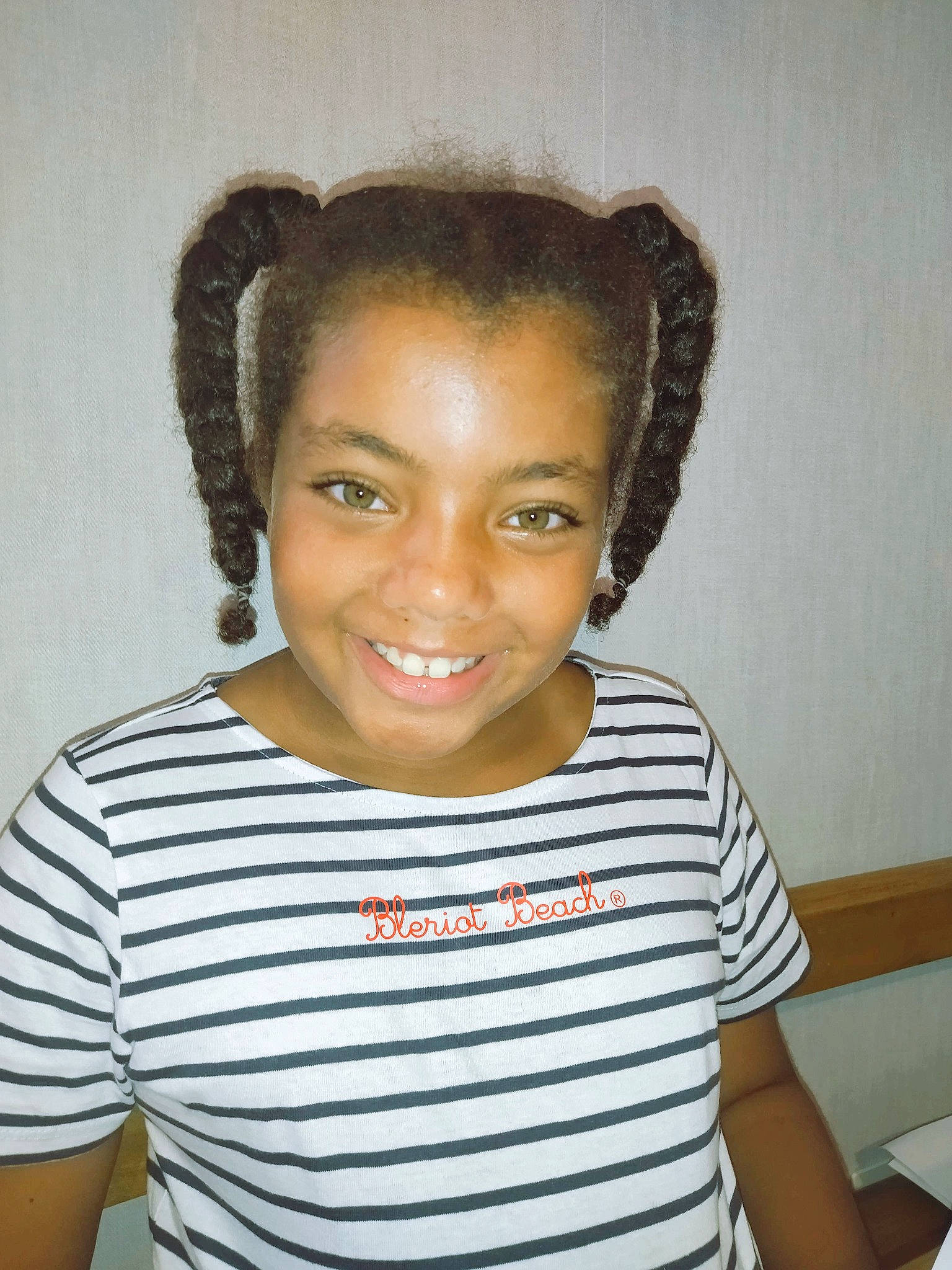 Maïa a rejoint le concours — aidez-le/la à gagner de superbes lots ! black_hair, cheek, chin, ear, eye, eyebrow, eyelash, face, flash_photography, forehead, hair, happy, iris, jaw, joy, lip, neck, nose, person, sleeve