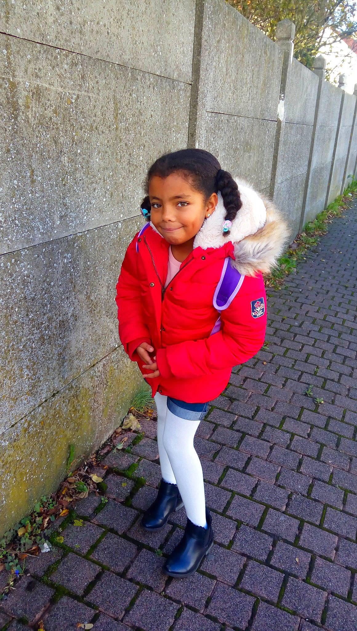 Maïa a rejoint le concours — aidez-le/la à gagner de superbes lots ! child, clothing, costume, day, fun, girl, human, joy, outerwear, person, pink, plant, play, recreation, red, smile, snapshot, standing, temple, toddler