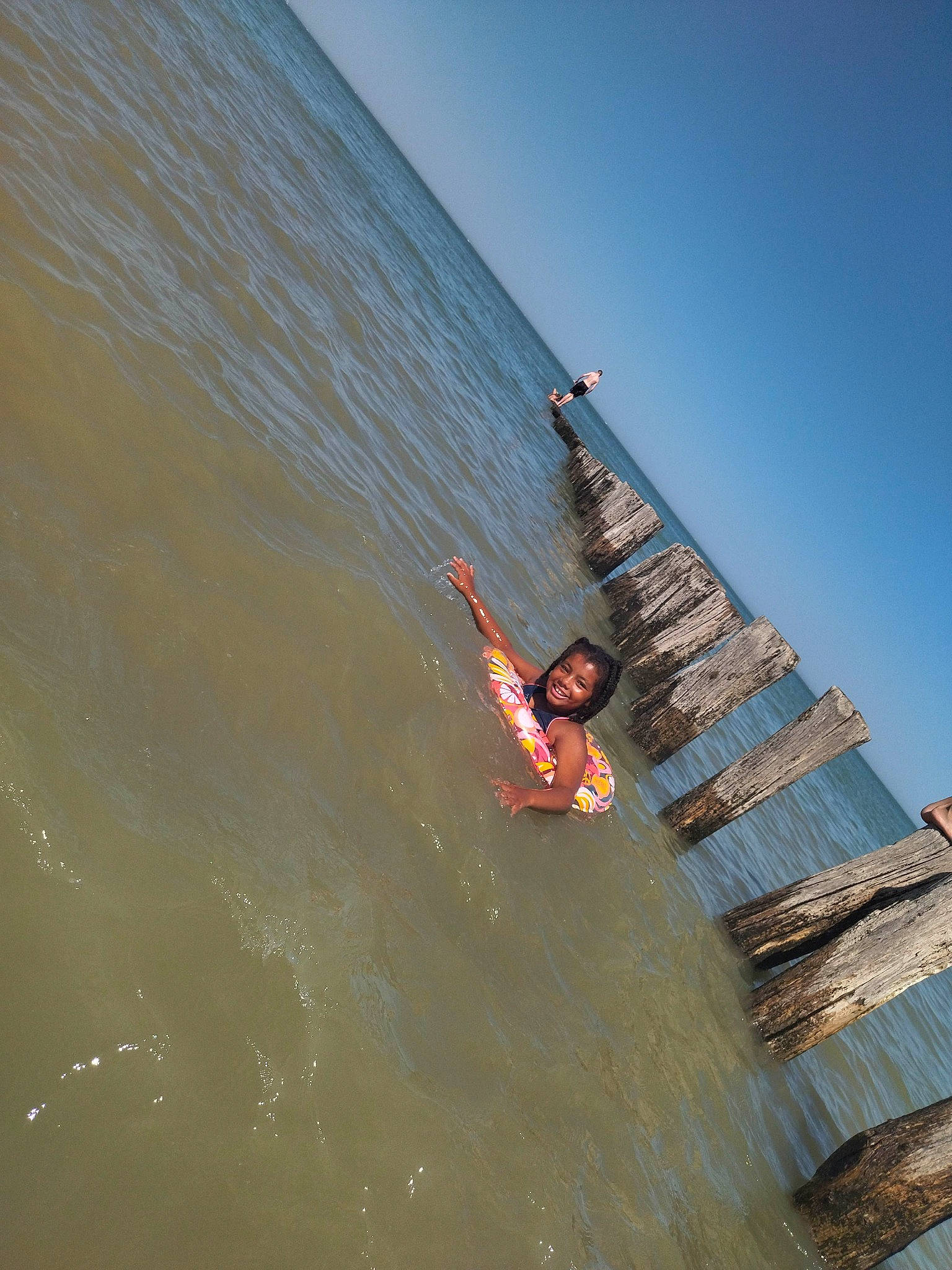 Maïa participe au concours pour gagner de l'argent avec cette photo : adventure, beach, boardsport, extreme_sport, fun, horizon, joy, lake, leisure, ocean, person, recreation, shorts, skimboarding, sky, sports, surface_water_sports, surfing_equipment, water, wave