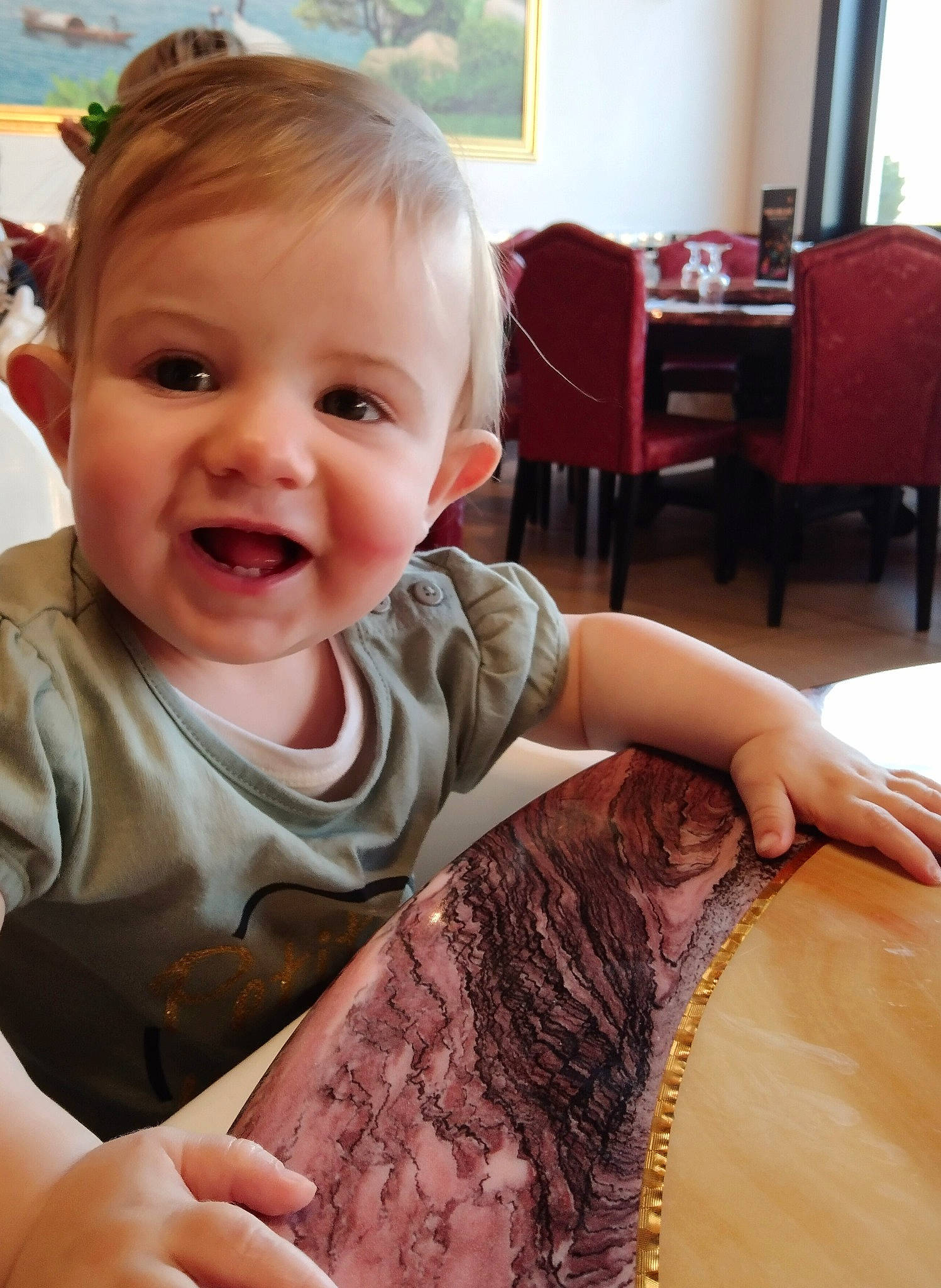 Noémie a rejoint le concours — aidez-le/la à gagner de superbes lots ! baby, baby_toddler_clothing, blond, chair, cheek, child, facial_expression, finger, hair, hairstyle, happy, iris, lip, mouth, nose, person, skin, sleeve, smile, thumb