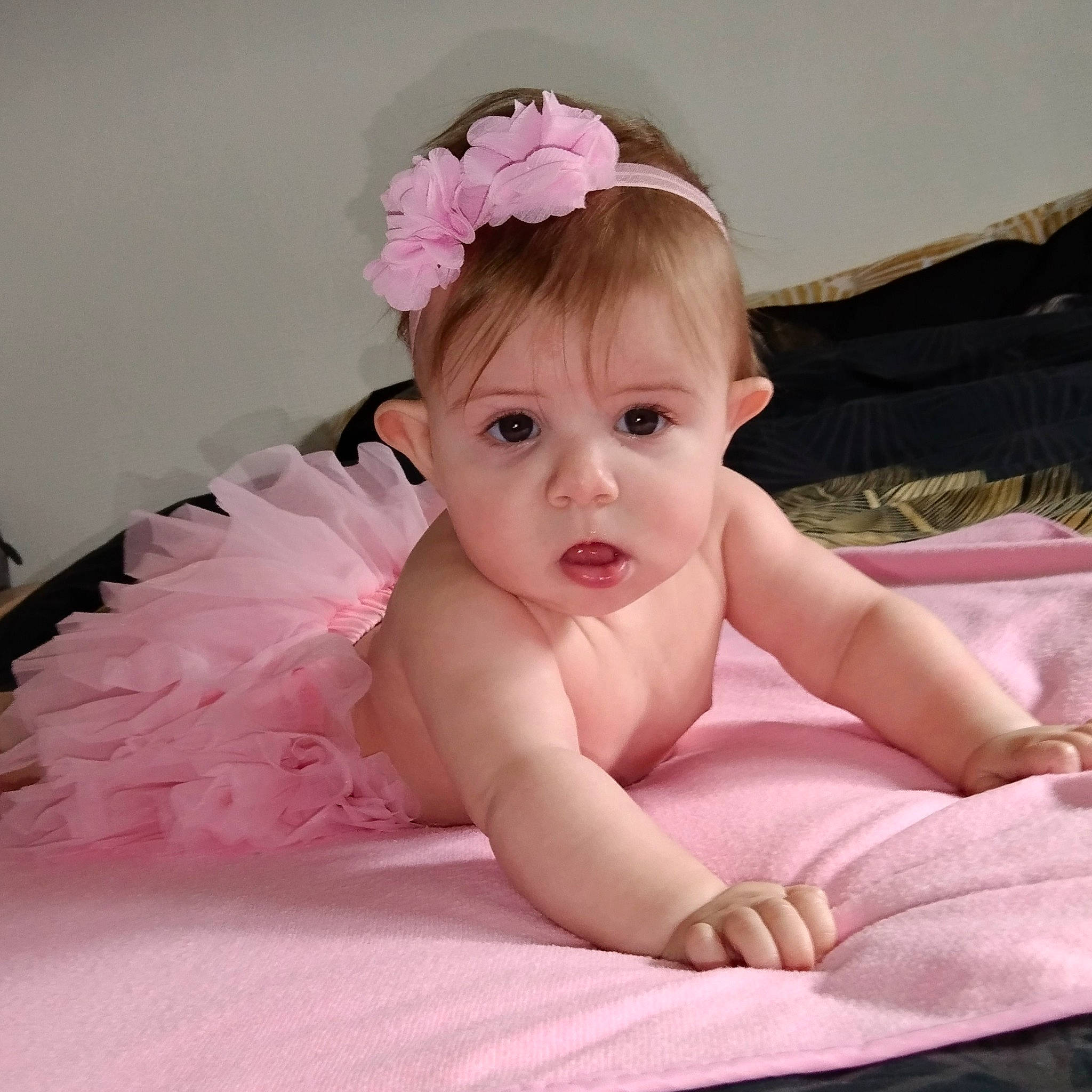 Noémie a rejoint le concours — aidez-le/la à gagner de superbes lots ! baby, baby_toddler_clothing, child, comfort, dress, embellishment, eye, eyebrow, flash_photography, happy, head, headband, headpiece, iris, jewellery, linens, person, petal, pink, smile