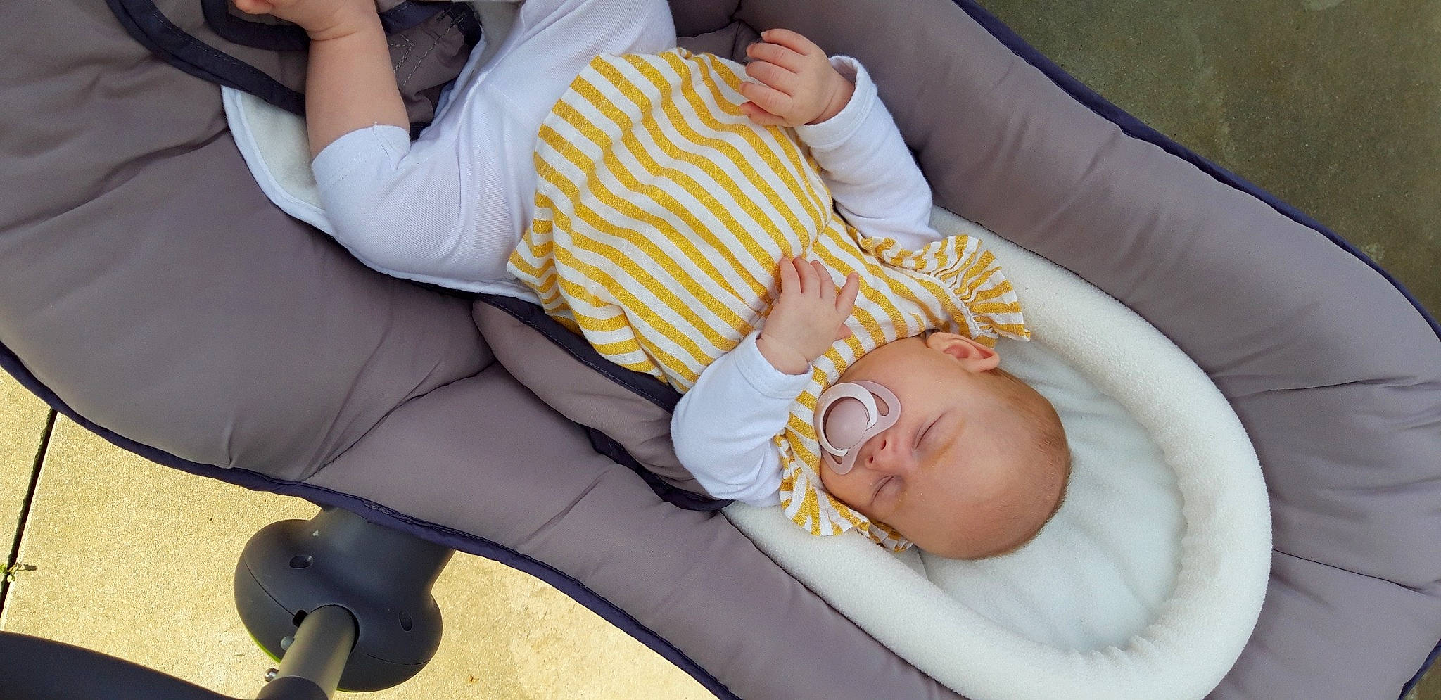 Olivia participe au concours pour gagner de l'argent avec cette photo : arm, baby, baby_products, baby_sleeping, baby_toddler_clothing, child, comfort, elbow, foot, gesture, hand, joint, knee, leg, linens, nap, person, sitting, thigh, thumb