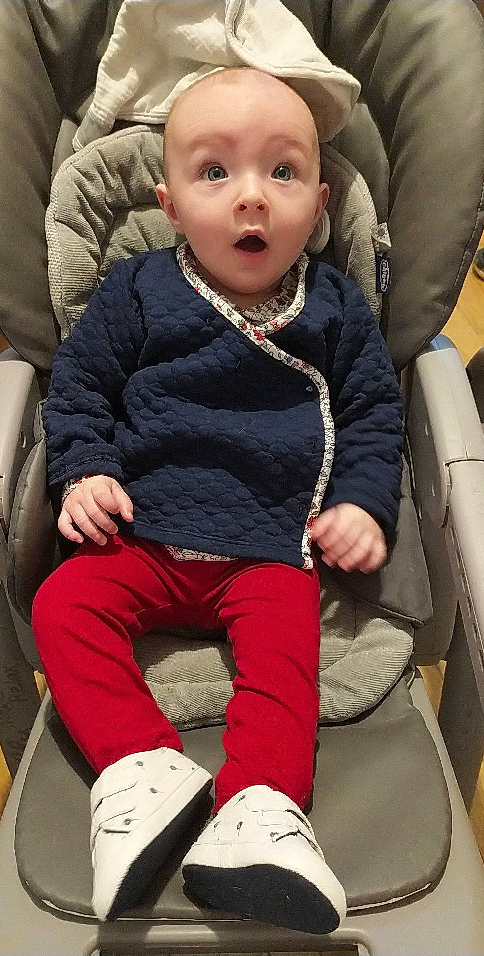 Louna a rejoint le concours — aidez-le/la à gagner de superbes lots ! auto_part, baby, baby_toddler_clothing, car_seat, chair, cheek, child, comfort, happy, head_restraint, knee, lap, outerwear, person, photograph, seat_belt, sitting, sleeve, sock, surprise