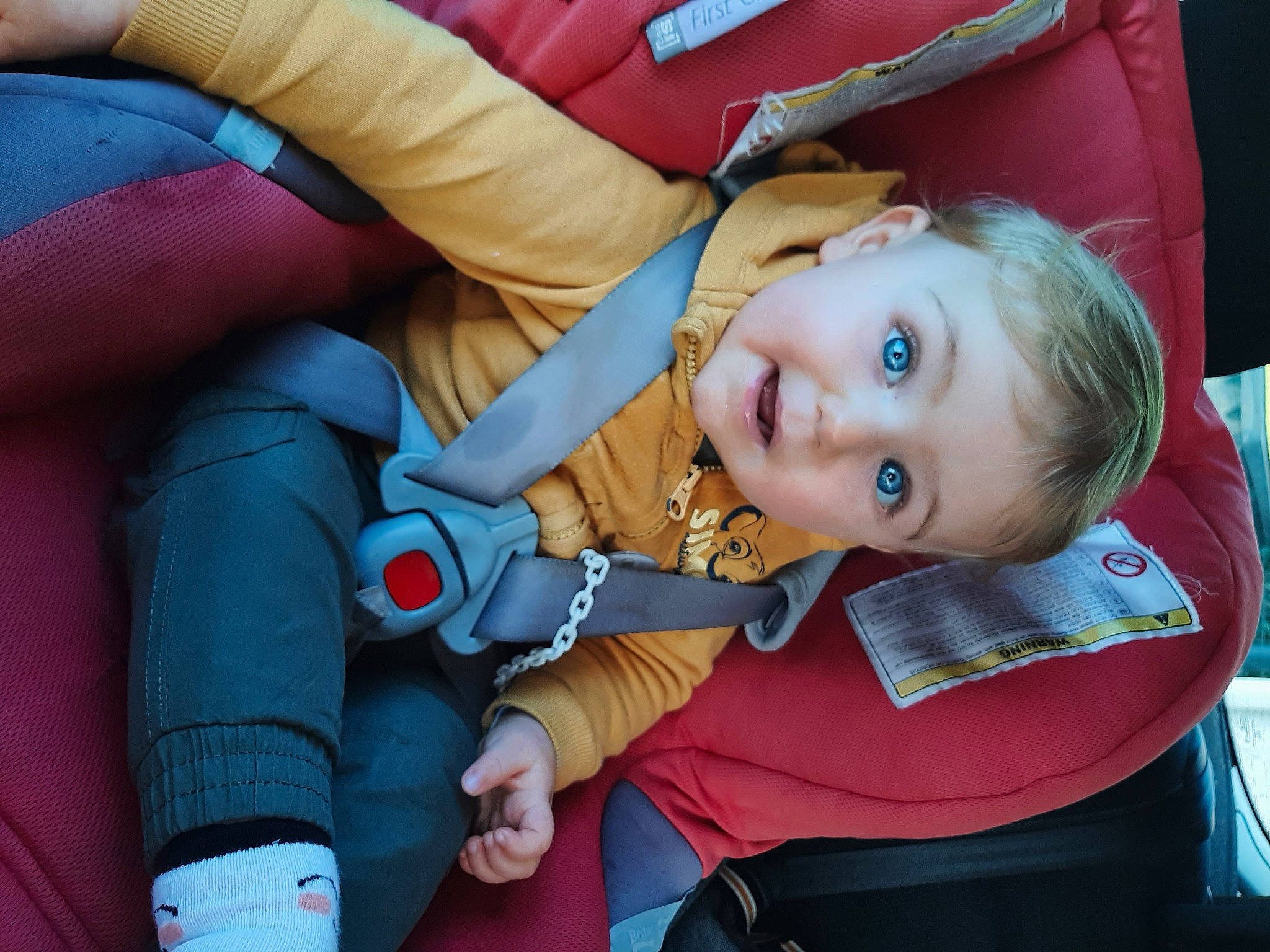 Owen a rejoint le concours — aidez-le/la à gagner de superbes lots ! baby, baby_products, car_seat, cheek, child, comfort, electric_blue, event, fun, happy, lap, leisure, mouth, person, product, sitting, smile, surprise, toddler