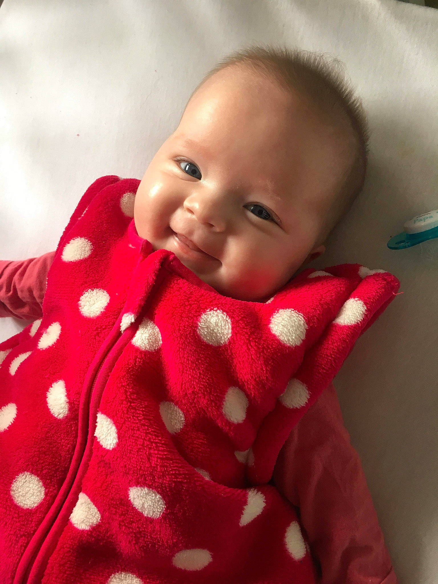 Clemence a rejoint le concours — aidez-le/la à gagner de superbes lots ! baby, cheek, child, eye, face, head, joy, lip, mouth, nose, outerwear, pattern, person, pink, red, skin, smile, textile, toddler