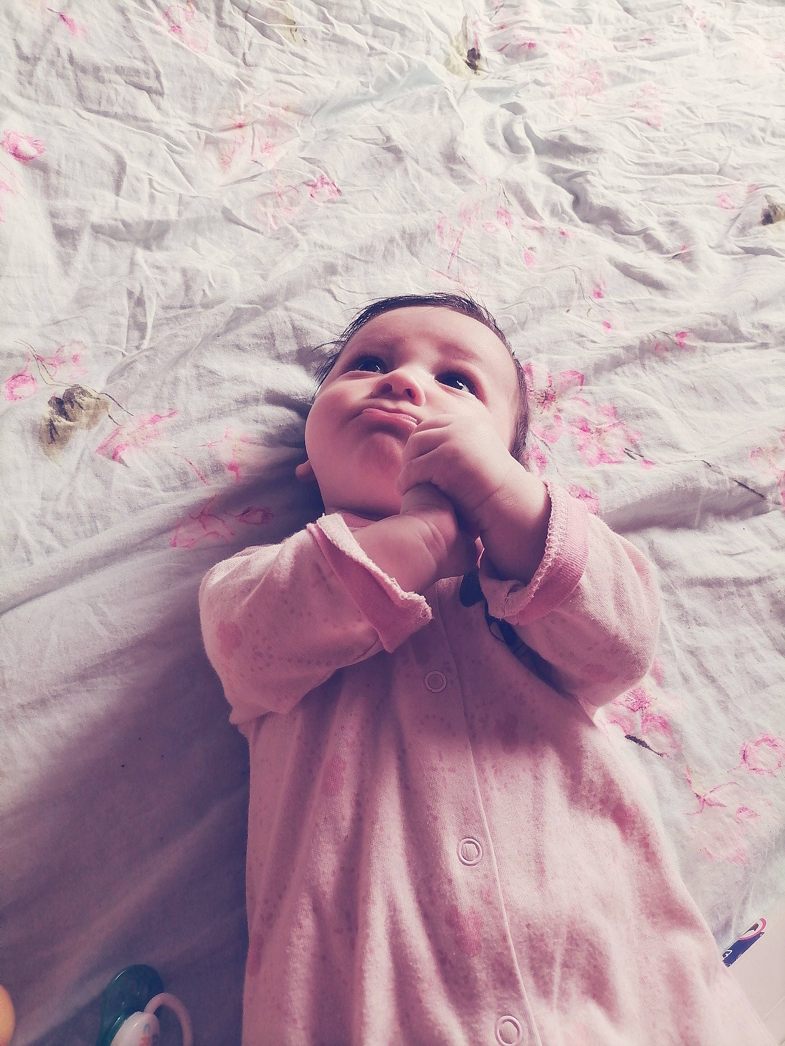 Alexandre participe au concours pour gagner de l'argent avec cette photo : child, cool, facial_expression, finger, fun, gesture, hairstyle, happy, landscape, linens, magenta, person, pink, room, skin, sleeve, summer, textile, tints_and_shades, vacation