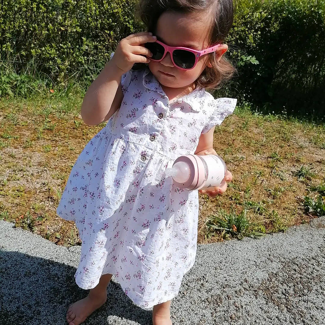 Irina a rejoint le concours — aidez-le/la à gagner de superbes lots ! baby_toddler_clothing, barefoot, child, day_dress, dress, eyewear, face, fashion_accessory, fun, goggles, grass, head, pattern, person, personal_protective_equipment, shoulder, sleeve, sunglasses, toddler, vision_care