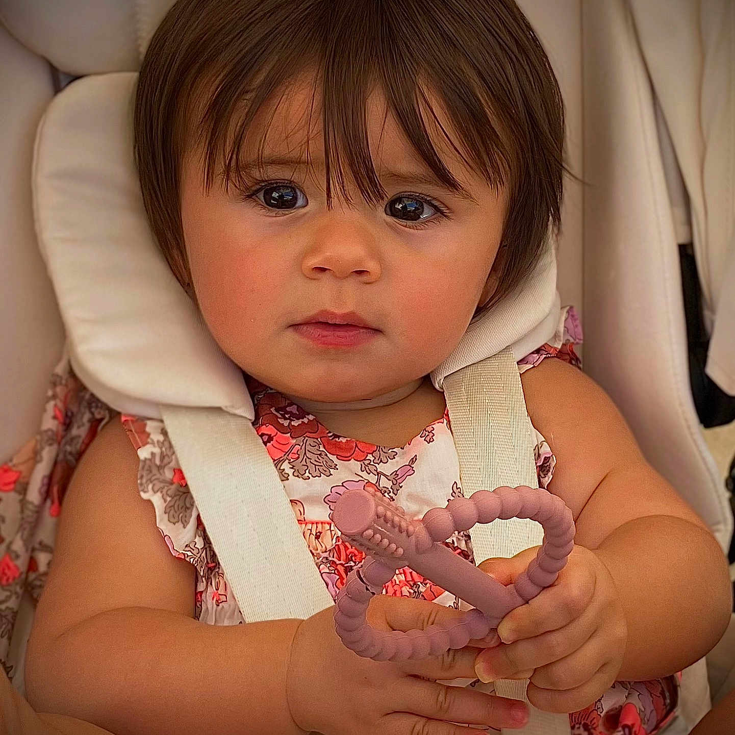 Julia a rejoint le concours — aidez-le/la à gagner de superbes lots ! baby, child, closeup, comfort, curly_hair, cute, expression, face, floral_clothing, hands, indoors, infant, play, seatbelt, sitting, skin, stroller, teething_toy, toddler, young_child
