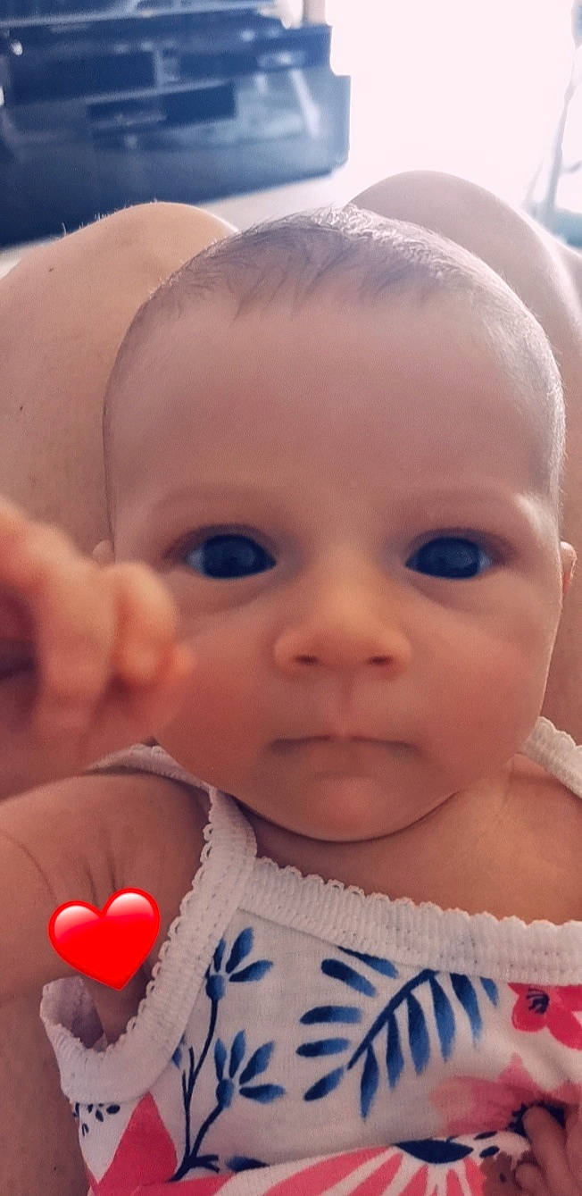 Maëlle a rejoint le concours — aidez-le/la à gagner de superbes lots ! baby_toddler_clothing, cheek, chin, eyebrow, eyelash, facial_expression, finger, forehead, gesture, hand, happy, human, lip, mouth, nose, organ, person, photograph, skin, smile