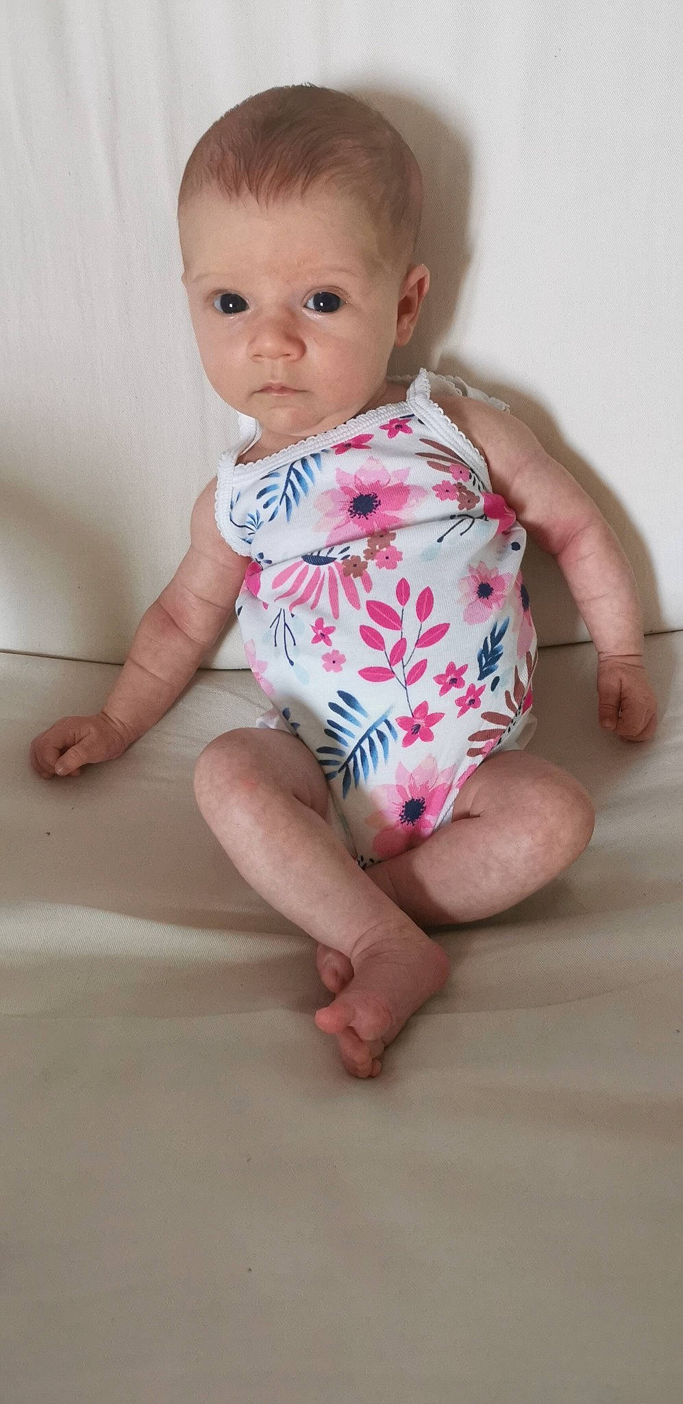 Maëlle participe au concours pour gagner de l'argent avec cette photo : baby, baby_toddler_clothing, cheek, collar, eye, finger, gesture, hand, human_body, iris, joint, leg, nose, person, pink, skin, sleeve, stomach, thigh, thumb