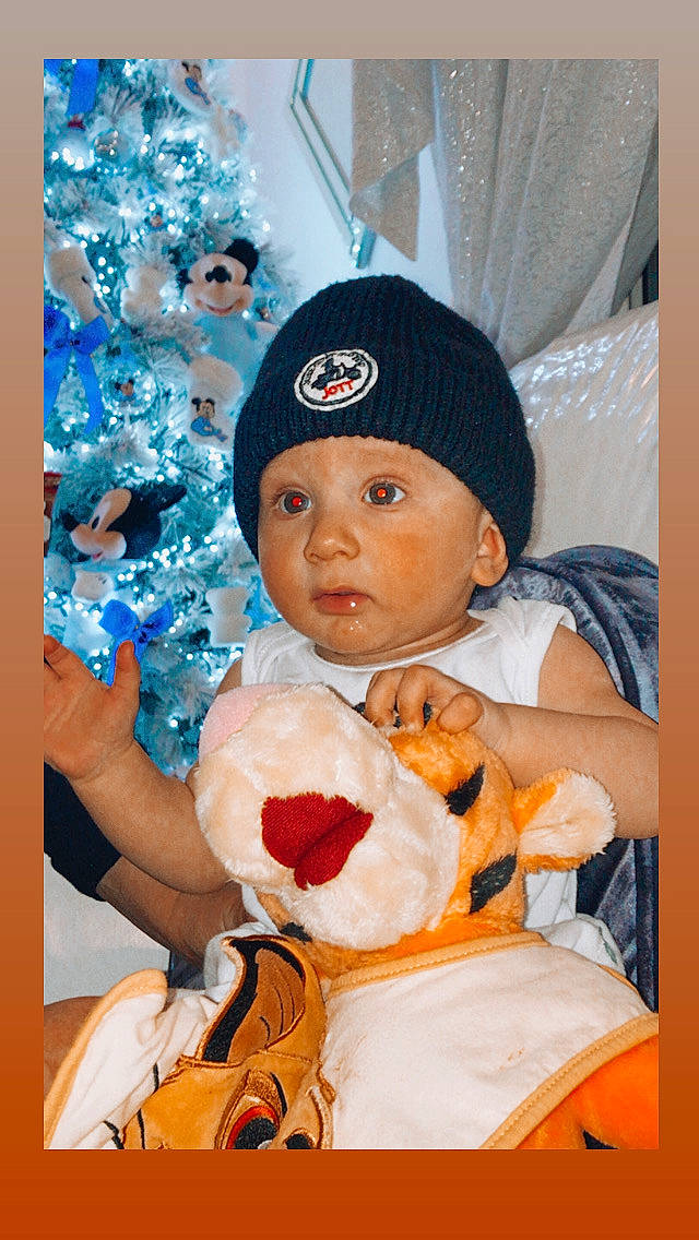 Elie participe au concours pour gagner de l'argent avec cette photo : baby, baby_sleeping, baby_toddler_clothing, beanie, cap, child, comfort, event, fun, happy, headwear, knit_cap, linens, orange, person, plush, room, stuffed_toy, textile, toddler