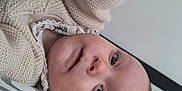 Ava a rejoint le concours — aidez-le/la à gagner de superbes lots ! baby, infant, face, eyes, nose, mouth, cheek, skin, eyelashes, sweater, knitwear, bow, ribbon, arm, sleeve, pillow, bedding, pattern, portrait, indoor
