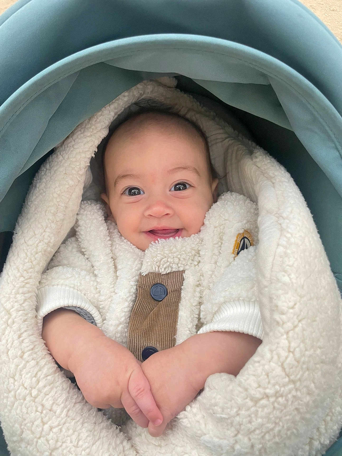 Prune a rejoint le concours — aidez-le/la à gagner de superbes lots ! baby, blanket, blue, bundle, child, clothing, cozy, cute, face, hands, happy, infant, jacket, outdoor, person, portrait, smiling, stroller, warm, wrapped