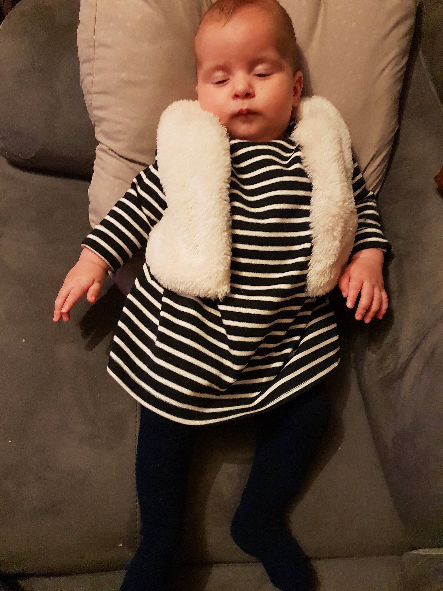 Sheryne a rejoint le concours — aidez-le/la à gagner de superbes lots ! child, fun, fur, girl, infant, leg, material, outerwear, person, product, sitting, skin, smile, standing, textile, toddler