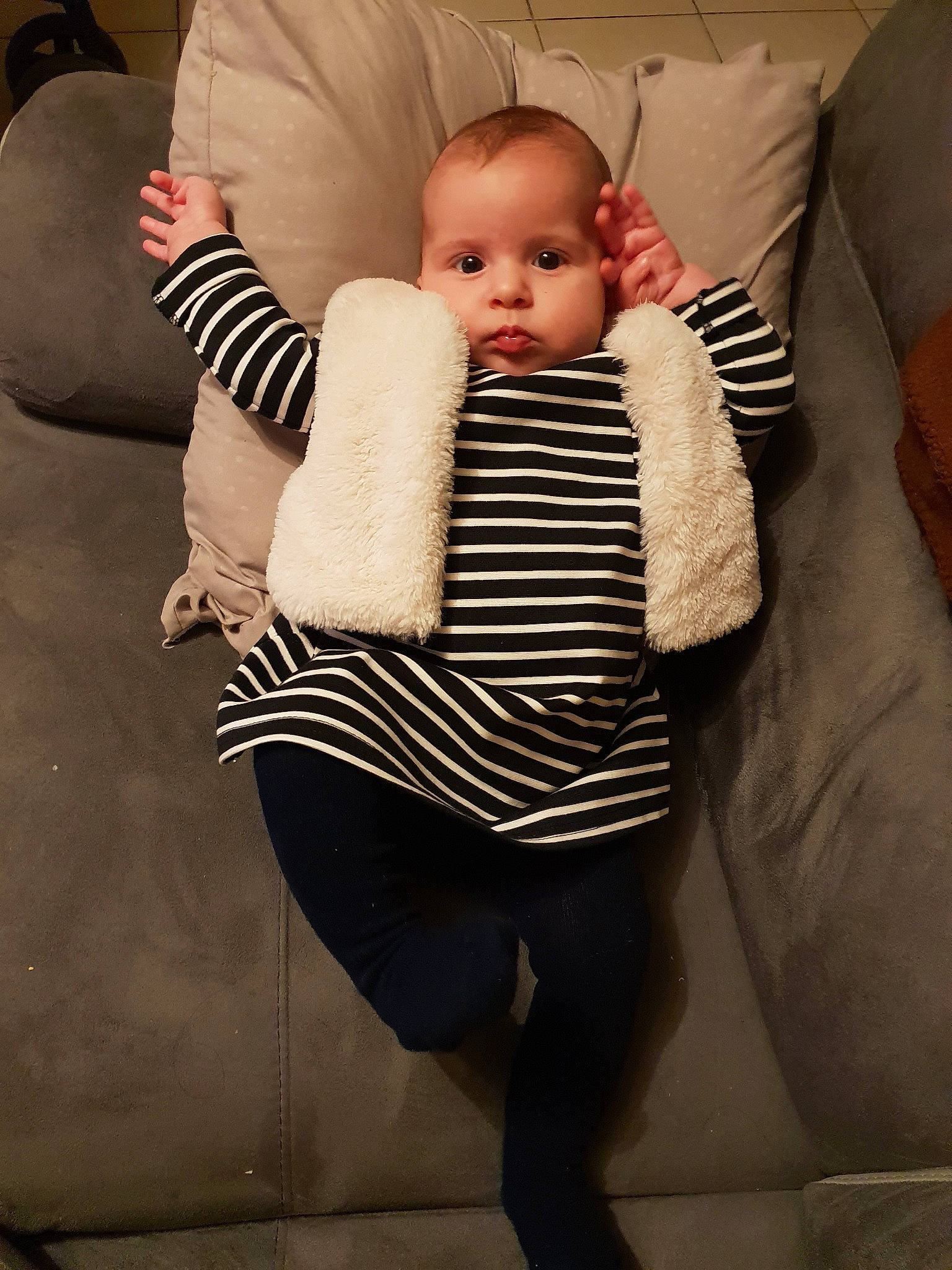 Sheryne a rejoint le concours — aidez-le/la à gagner de superbes lots ! baby_products, child, fur, girl, human_hair_color, infant, leg, material, person, product, sitting, skin, textile, toddler, white