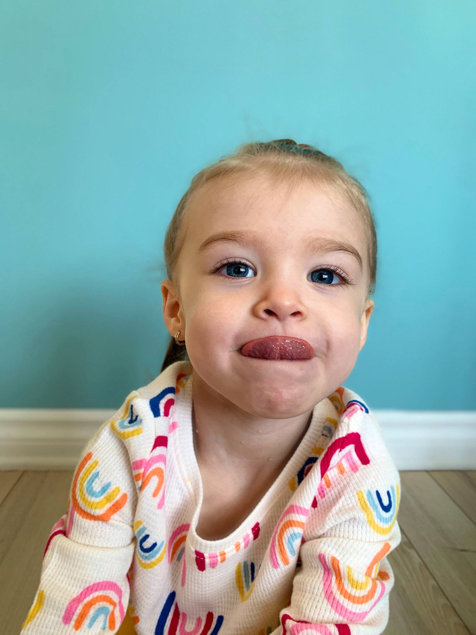 Lyvia participe au concours pour gagner de l'argent avec cette photo : baby, baby_toddler_clothing, cheek, child, ear, eye, eyebrow, eyelash, face, fun, gesture, happy, iris, lip, neck, nose, person, skin, sleeve, t_shirt