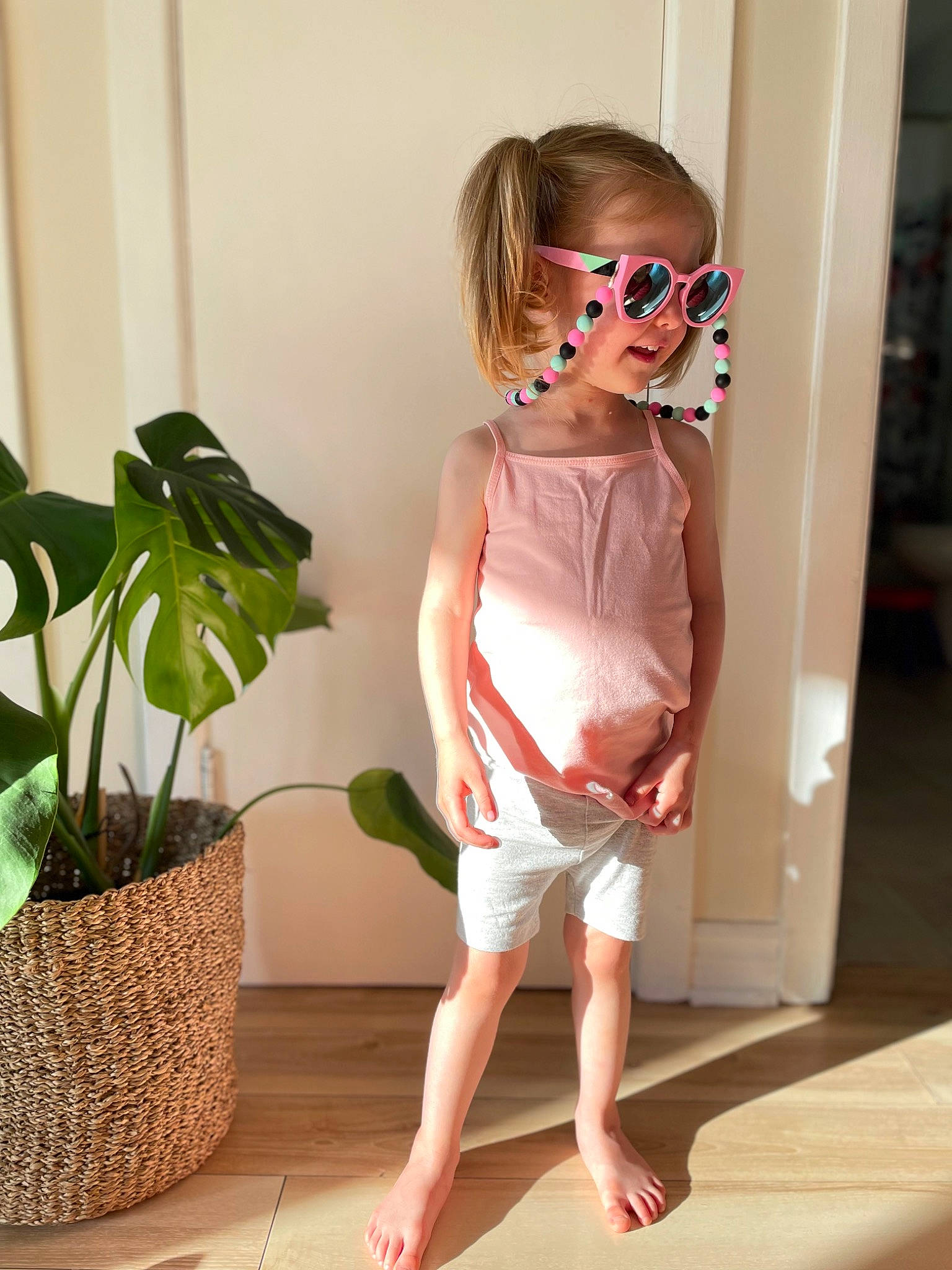 Lyvia a rejoint le concours — aidez-le/la à gagner de superbes lots ! abdomen, baby_toddler_clothing, door, eyewear, flooring, flowerpot, glasses, houseplant, joint, knee, neck, person, plant, sleeve, sportswear, sunglasses, thigh, toddler, trunk, waist