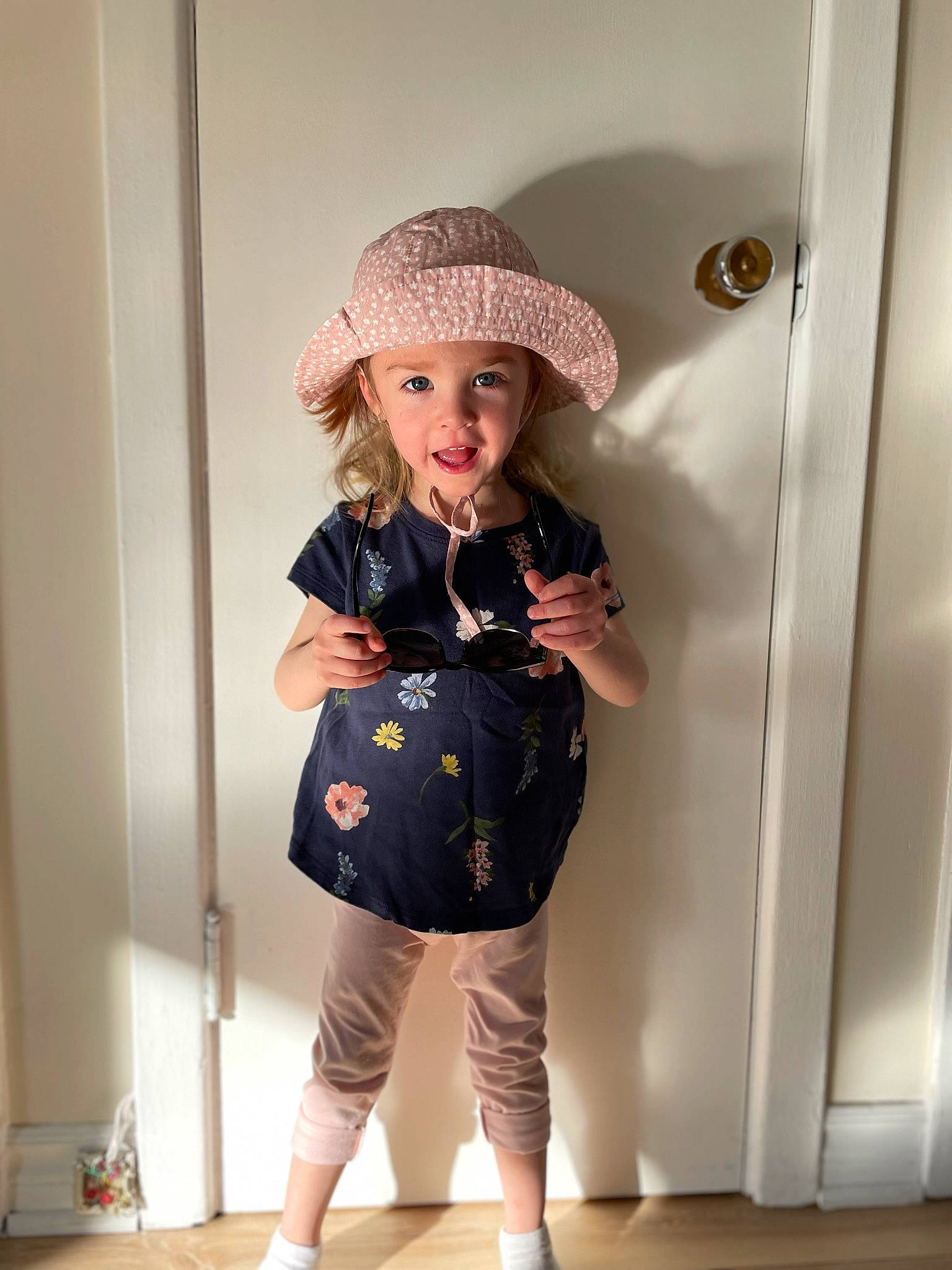 Lyvia participe au concours pour gagner de l'argent avec cette photo : baby_toddler_clothing, blond, cap, costume, day_dress, fashion_accessory, fashion_design, flooring, hat, headwear, human_leg, knee, magenta, neck, one_piece_garment, pattern, person, sleeve, sun_hat, thigh