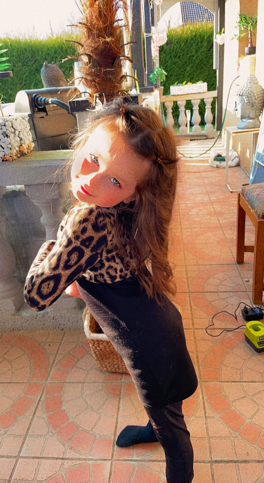 Elsa a rejoint le concours — aidez-le/la à gagner de superbes lots ! black_hair, blond, brown_hair, cool, eyewear, fawn, flooring, fun, fur, hair, hairstyle, head, human_leg, leisure, long_hair, person, plant, sitting, thigh, tree